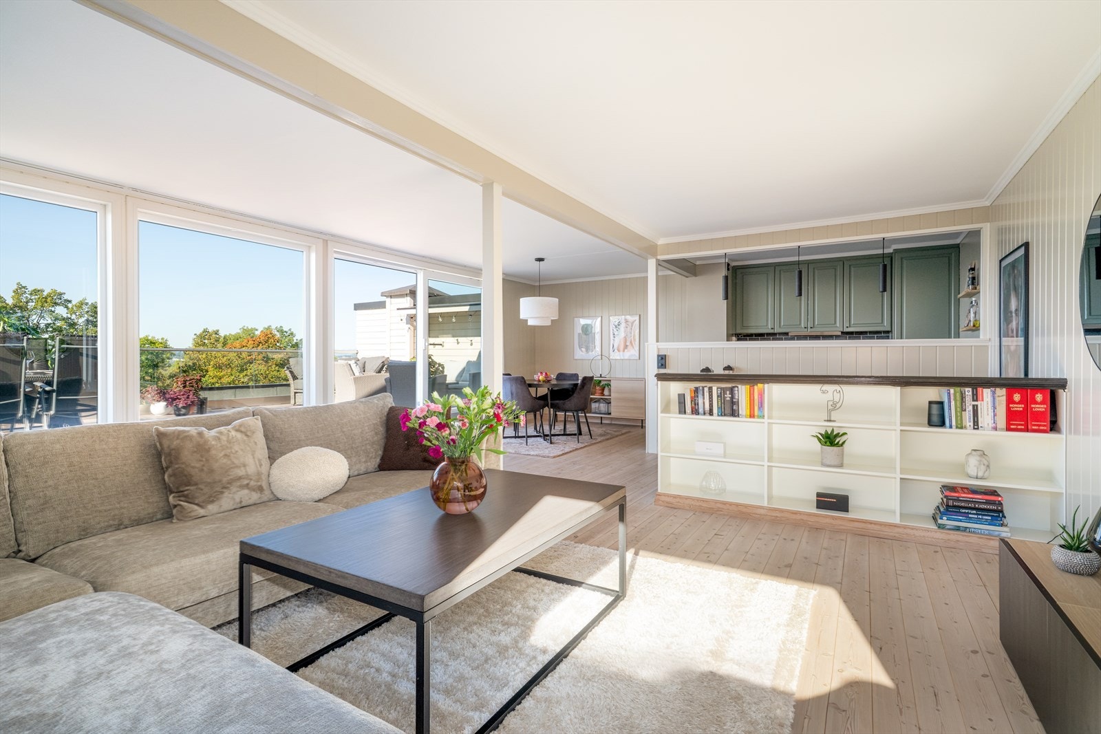 Spisestuen finner sin naturlige plass i fin tilknytning til kjøkkenet. Det er skyvedør til terrasse, og lite vindu i stuen er byttet i 2023. Galleribilde