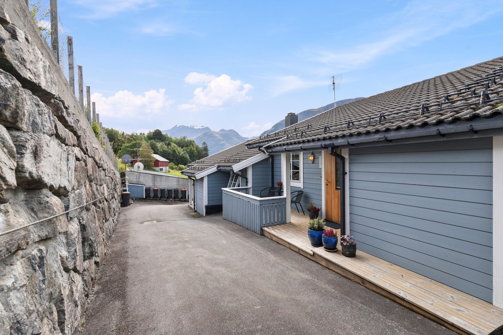 Fra garasjen er det enkel tilkomst via asfalterte veier. Galleribilde