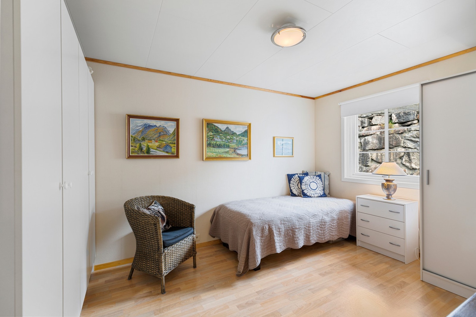 Boligen har to soverom, begge vendt mot øst. Ett av rommene har medfølgende garderobeskap og luke til loft. Galleribilde