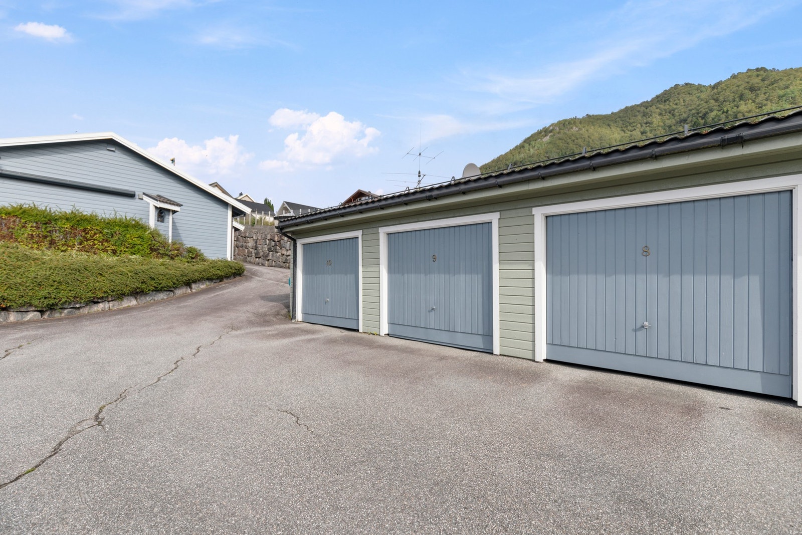 Fra garasjen er det enkel adkomst til boligens inngangsparti. Galleribilde