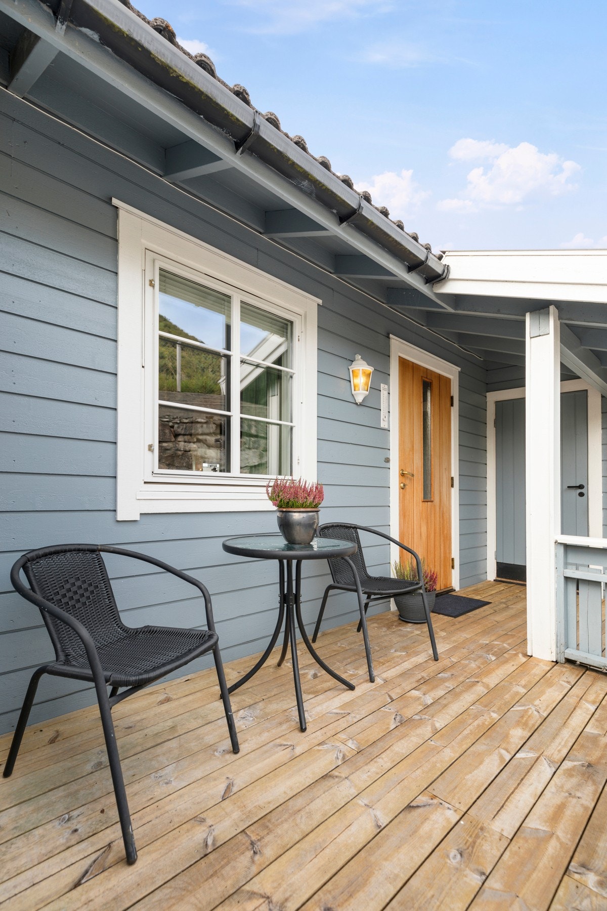 Koselig terrasse ved inngangsparti hvor morgensolen kan nytes. Galleribilde