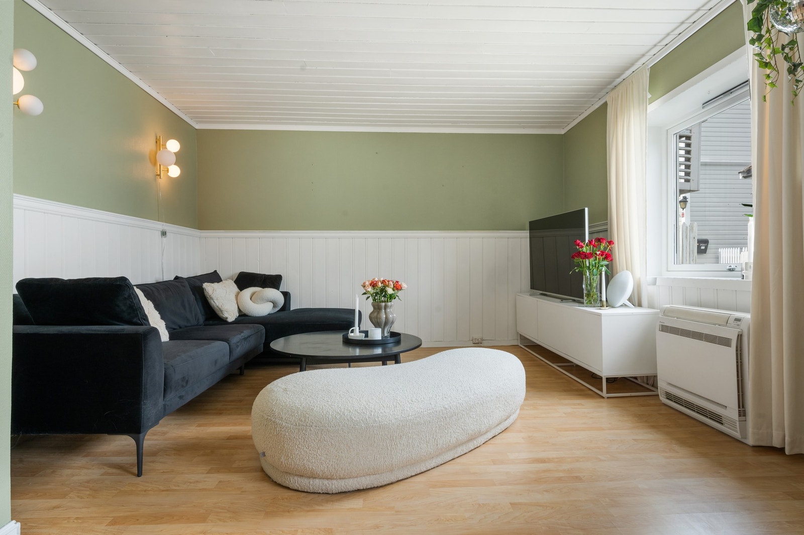 Stueområdet er intimt, svært innbydende og stemningsfullt - et perfekt samlingspunkt for rolige hverdagskvelder. Galleribilde