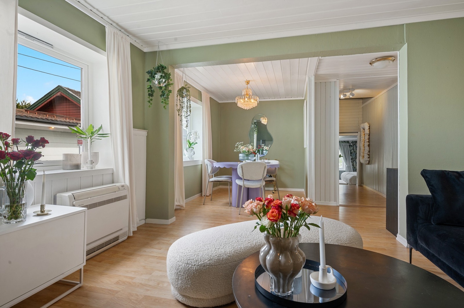 Planløsningen er åpen og sømløs, med naturlig overgang til spiseplassen, noe som gir en god romfølelse og et hyggelig sosialt område. Galleribilde