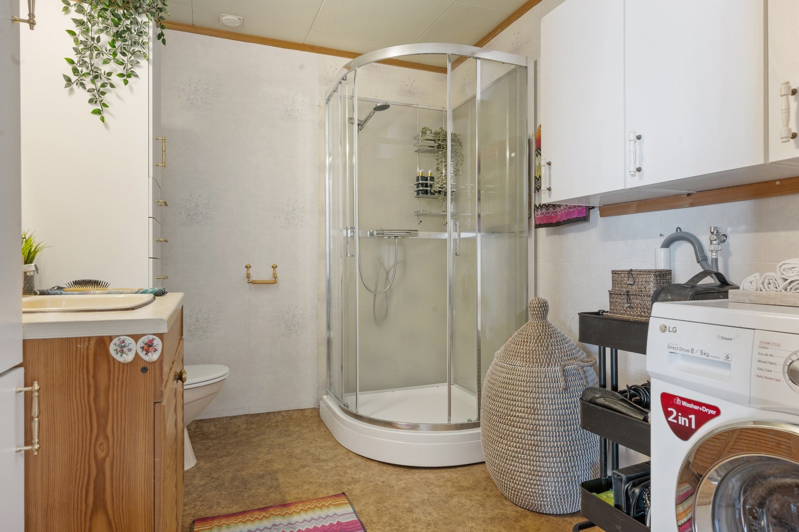 På badet er standarden av noe eldre årgang og overflatene noe enklere enn dagens standard, men badet er likevel funksjonelt til daglig bruk. Badet fyller også rollen som et vaskerom og er av god størrelse til den kombinerte funksjonen. Galleribilde