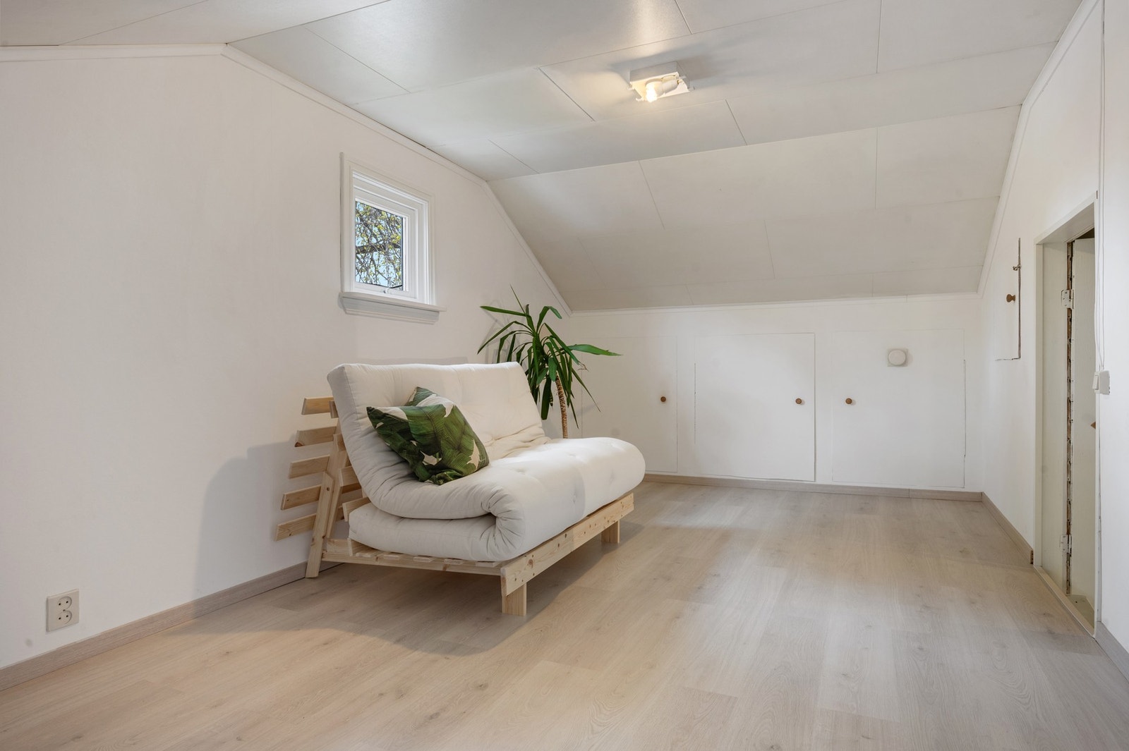 De innebygde skapene i kneveggen på hemsen byr på godt med oppbevaringsplass. Galleribilde