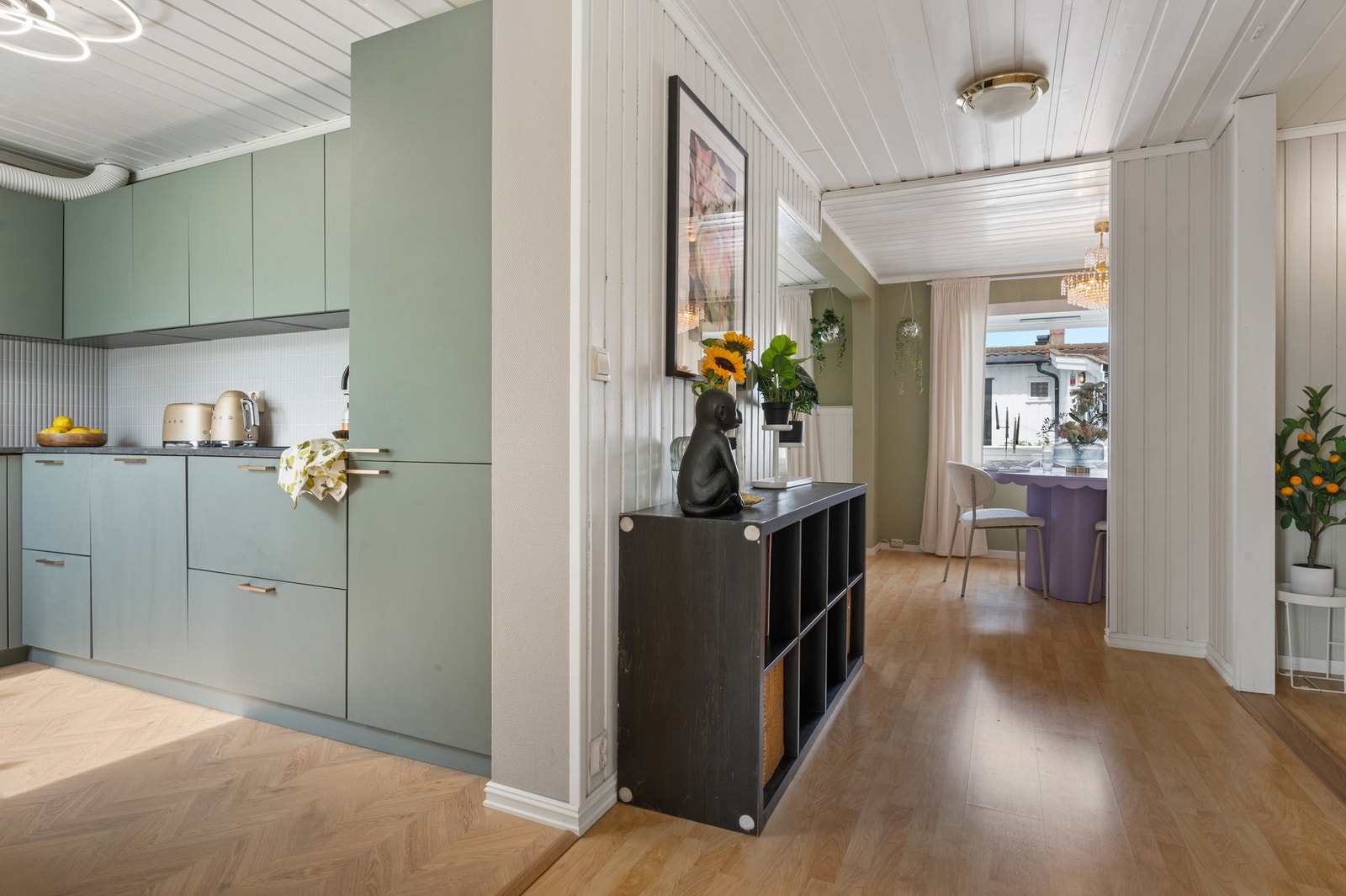 Her kombineres moderne design med praktiske løsninger, noe som gir et lyst, innbydende og effektivt arbeidsområde. Galleribilde
