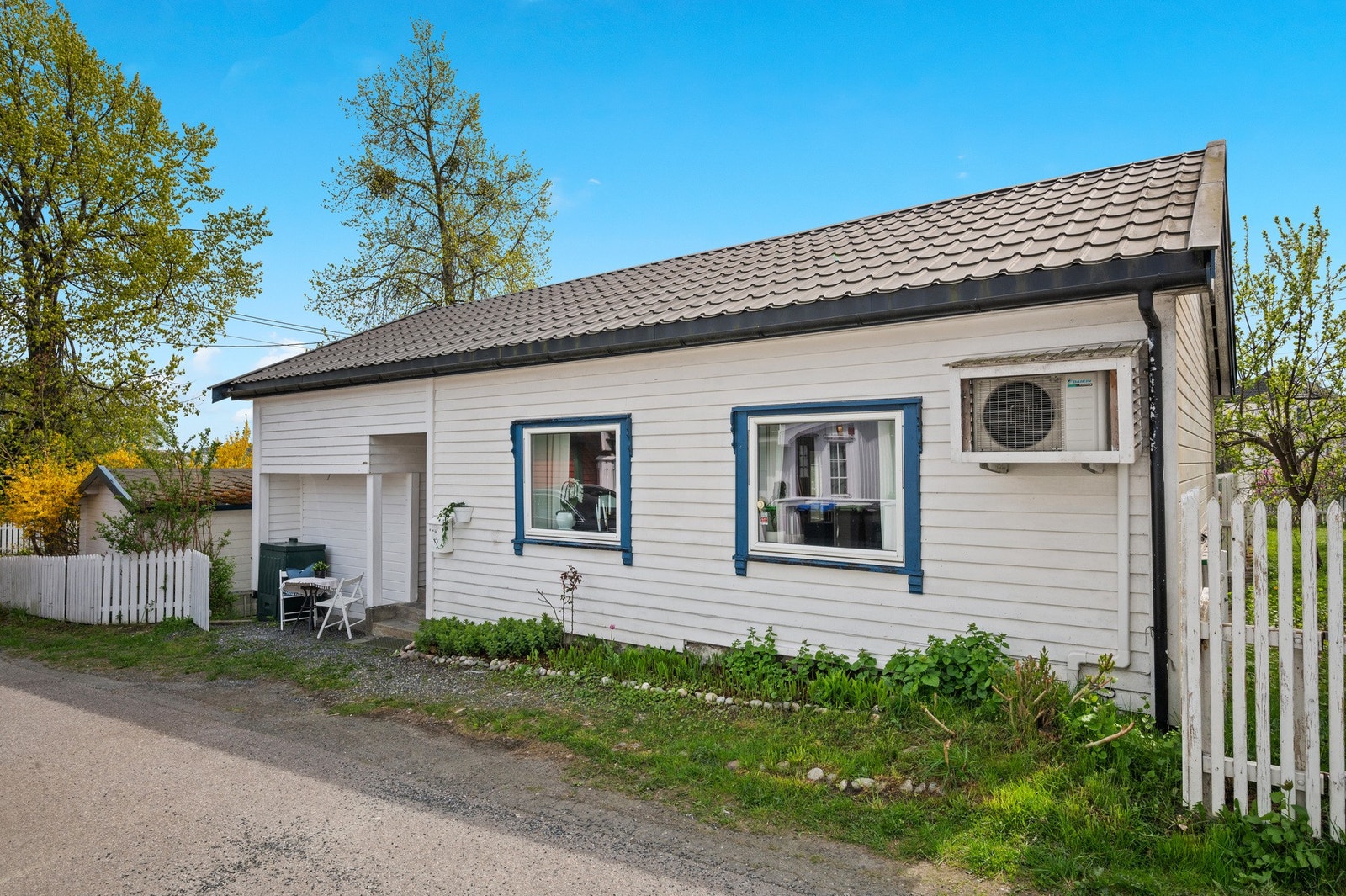 Selv om boligen fremstår som sjarmerende og innflyttingsklar på mange områder, er det noe behov for oppgraderinger. Galleribilde