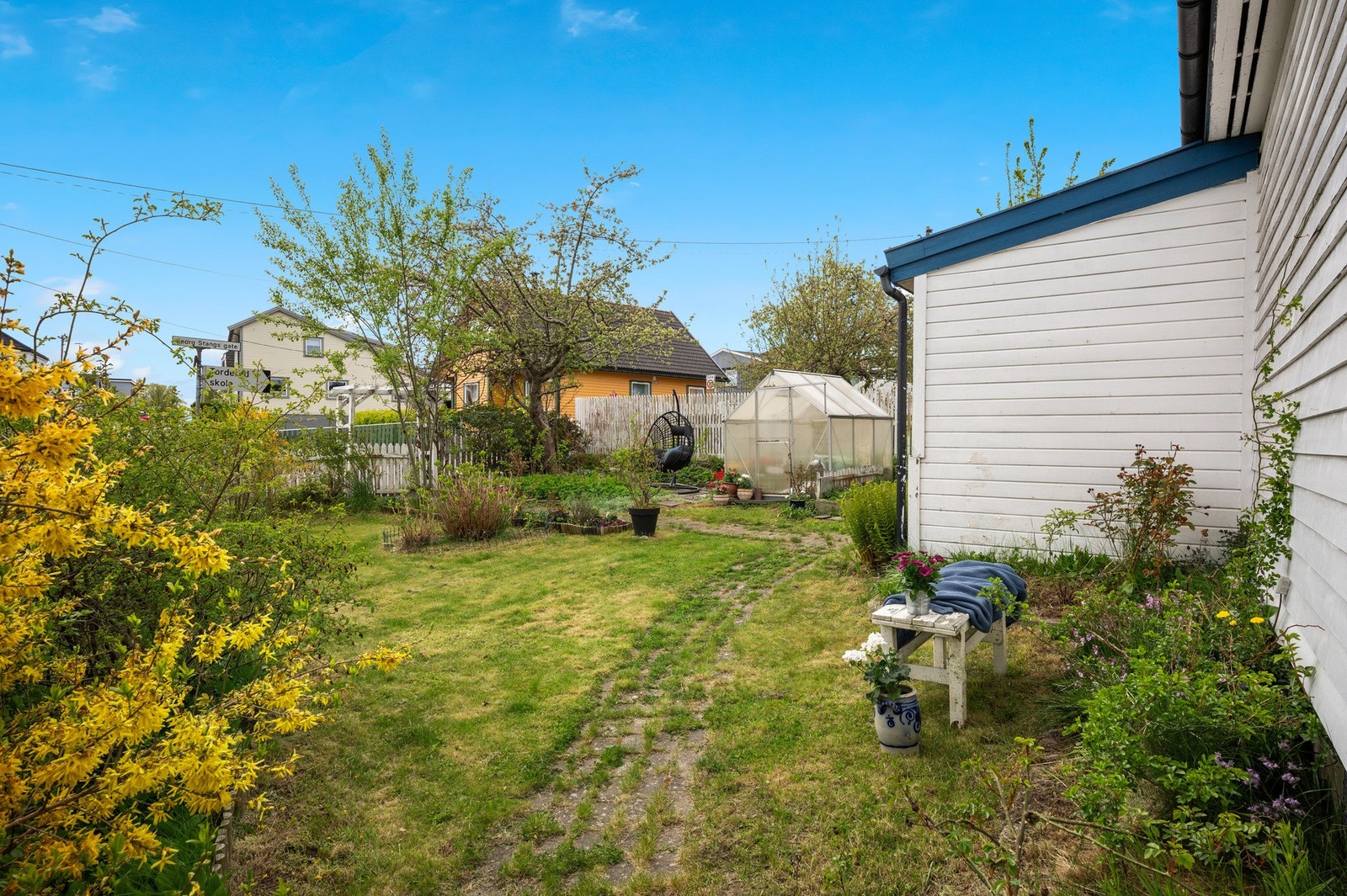 Uteområdet byr på gode lysforhold og en fredelig atmosfære, med plass til både avslapning og hageaktiviteter. Galleribilde