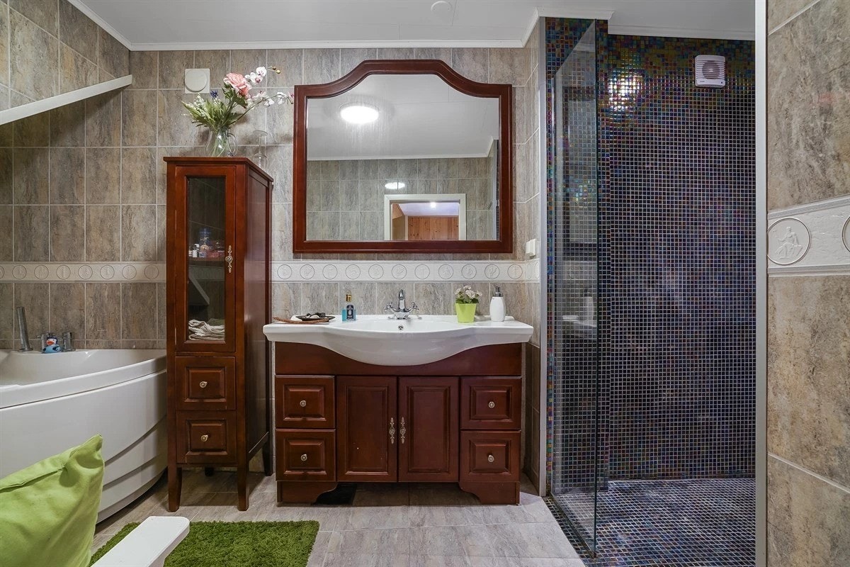 Lekkert flislagt bad Galleribilde