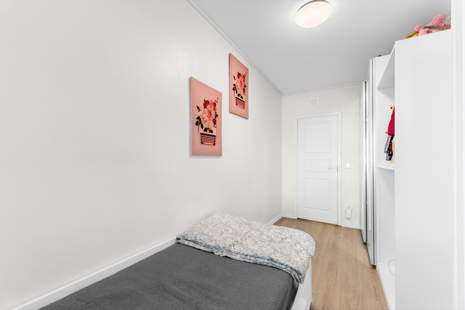 Soverom som enkelt kan tilpasses etter behov - perfekt som barnerom, gjesterom eller kontor Galleribilde