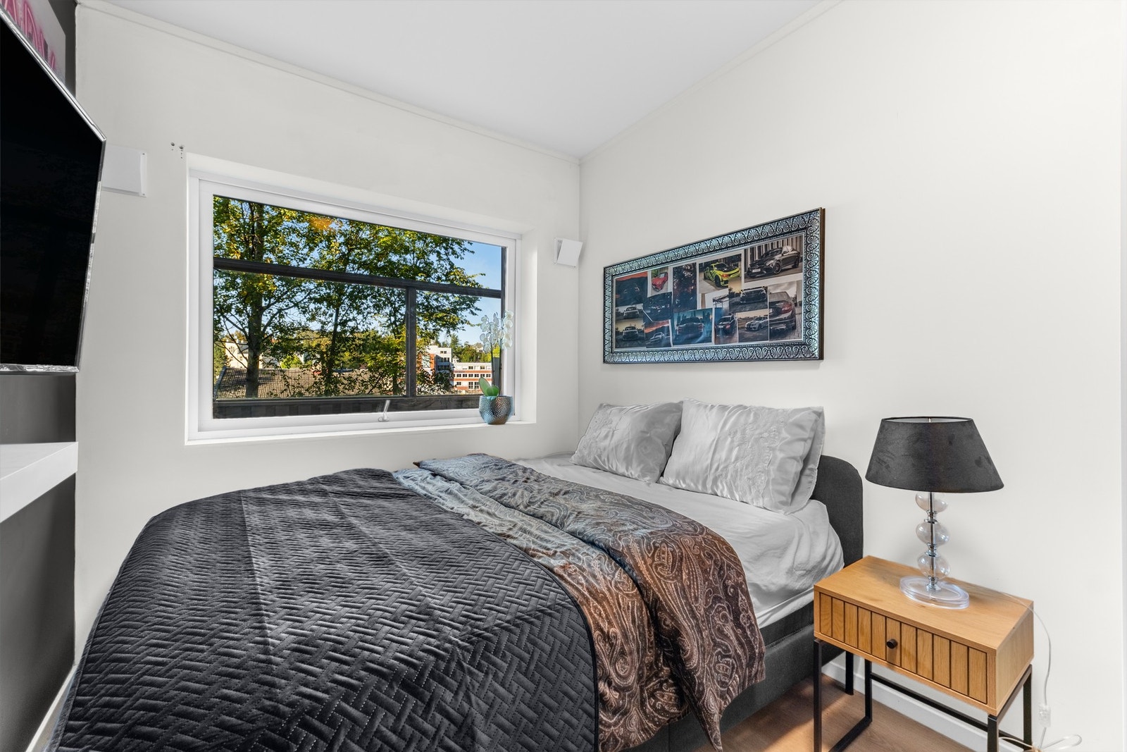 Innbydende soverom med godt lysinnslipp og plass til dobbeltseng. Galleribilde