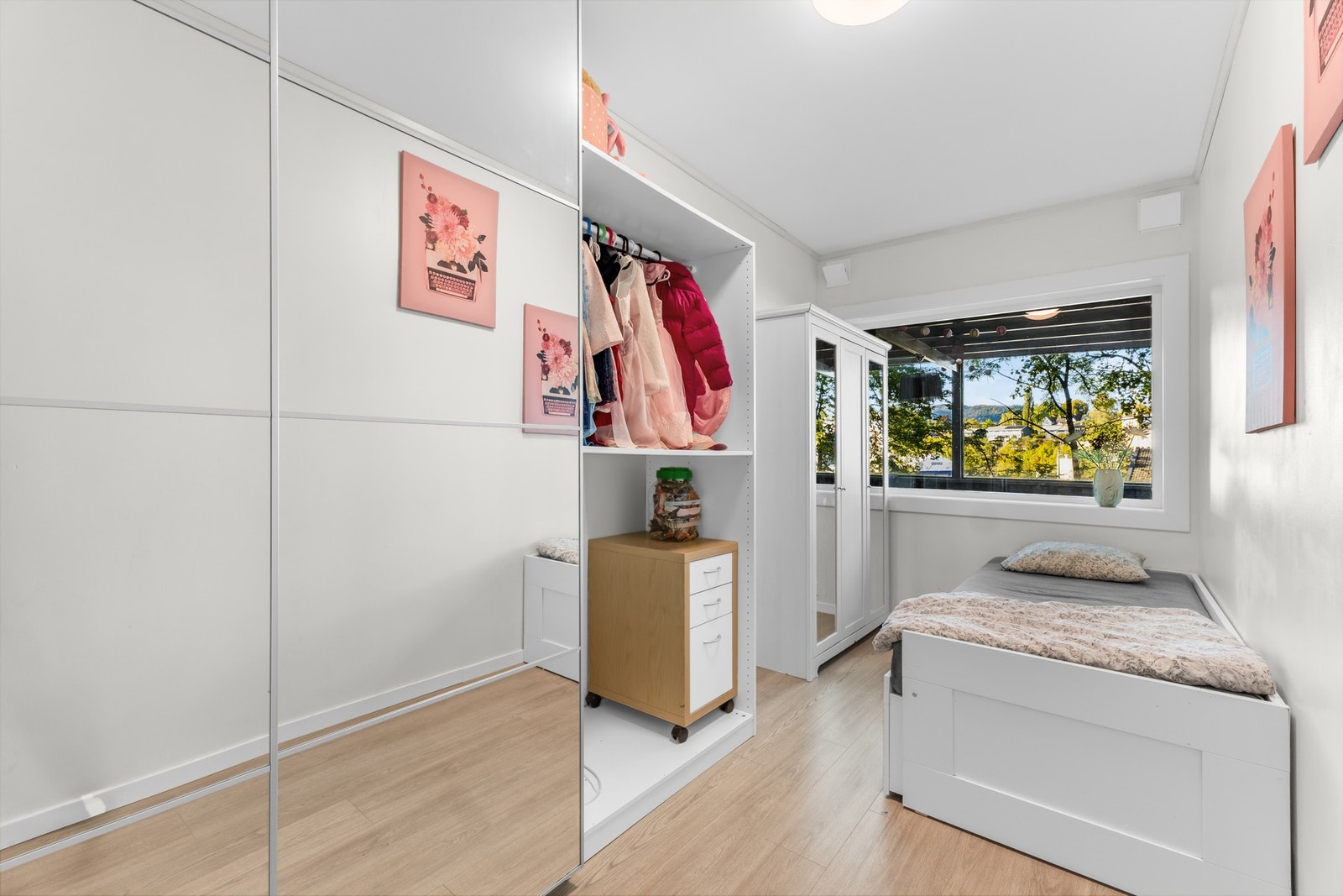 Soverom med garderobeløsning og vindu som gir godt lysinnslipp. Galleribilde