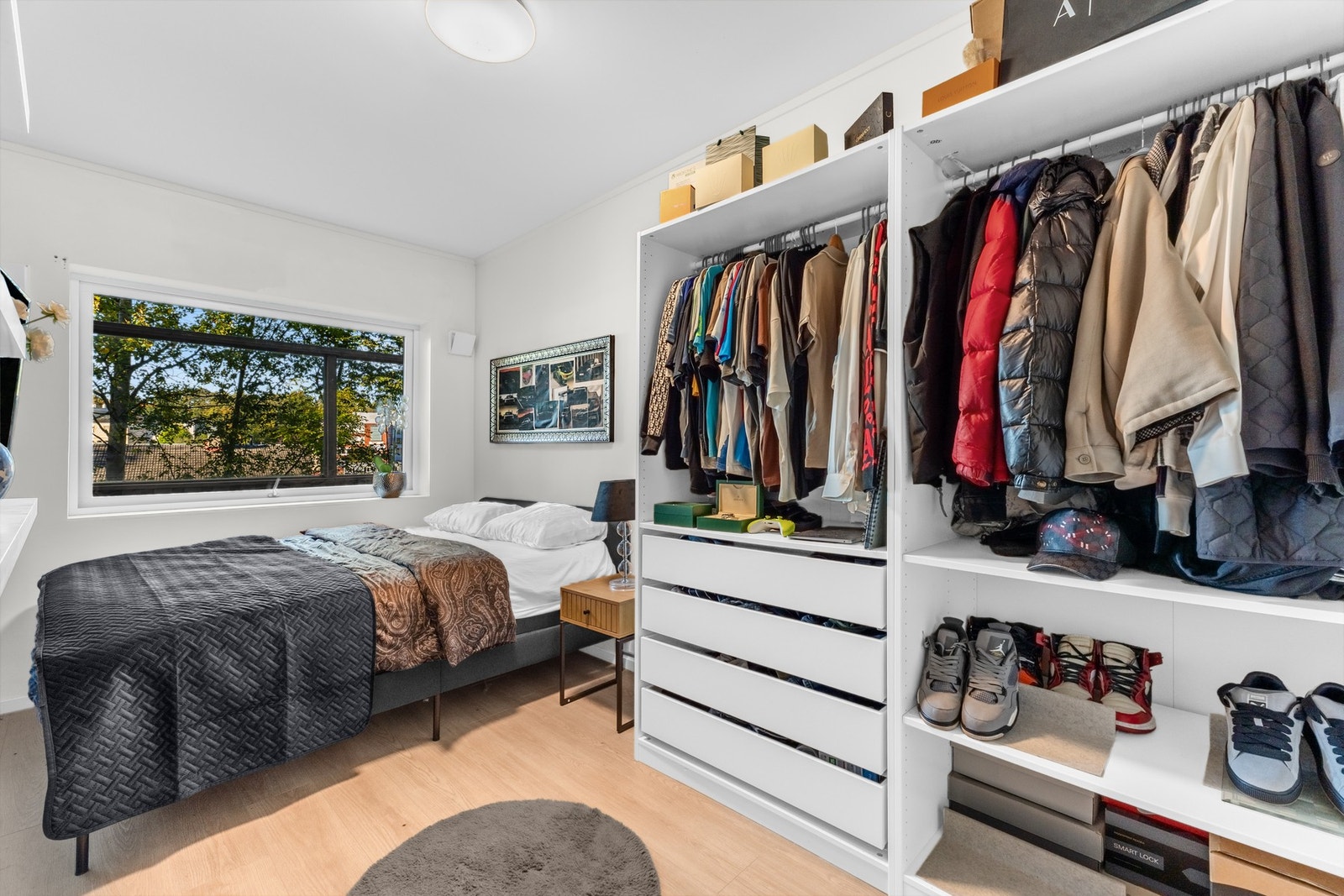 Soverom med garderobeskap som gir rikelig oppbevaringsplass. Galleribilde