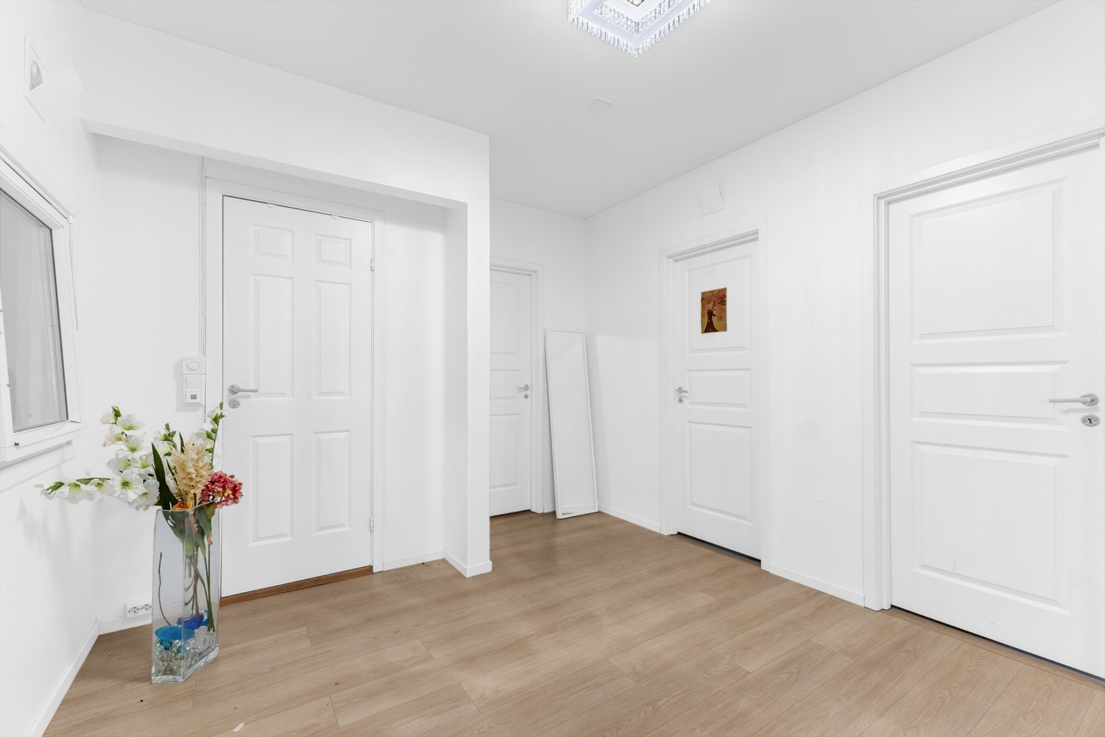 Lys gang med adkomst til flere av leilighetens rom. Galleribilde