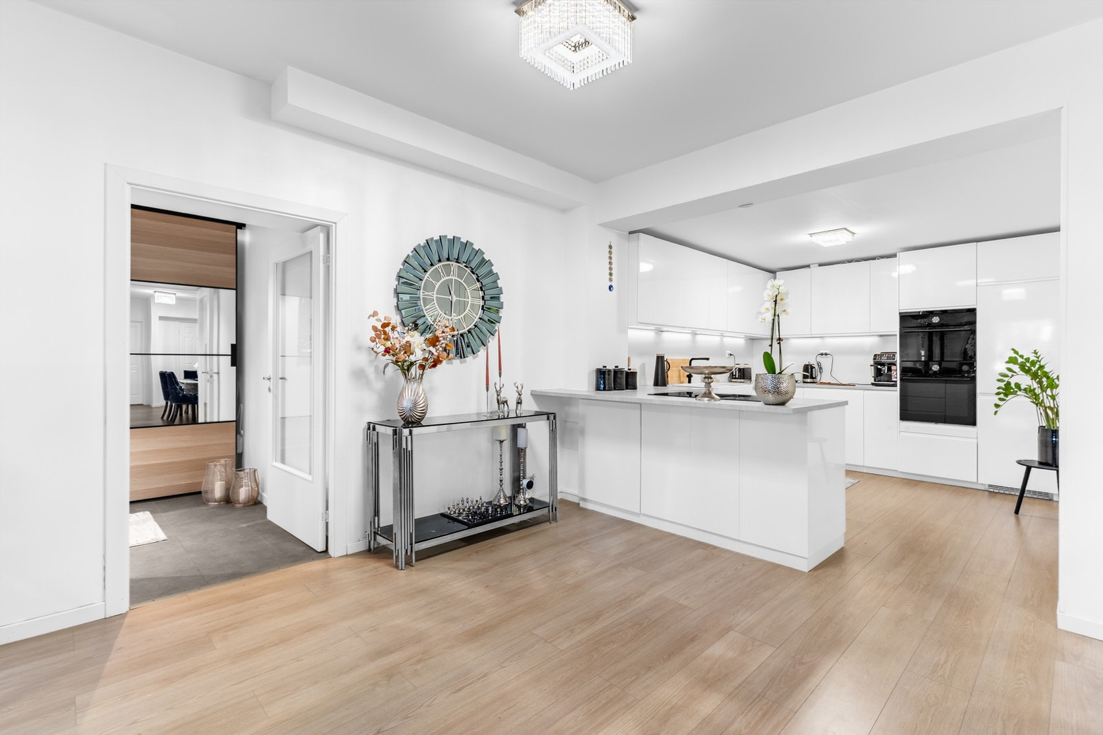 direkte adkomst fra stuen til det moderne kjøkkenet. Galleribilde