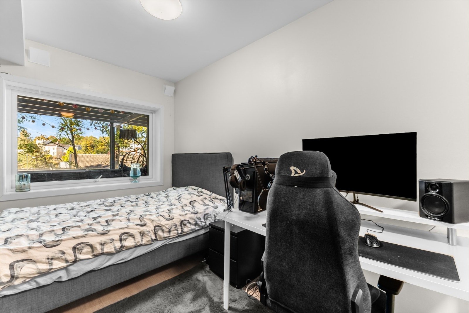 Soverom med stort vindu som gir godt naturlig lys. Galleribilde