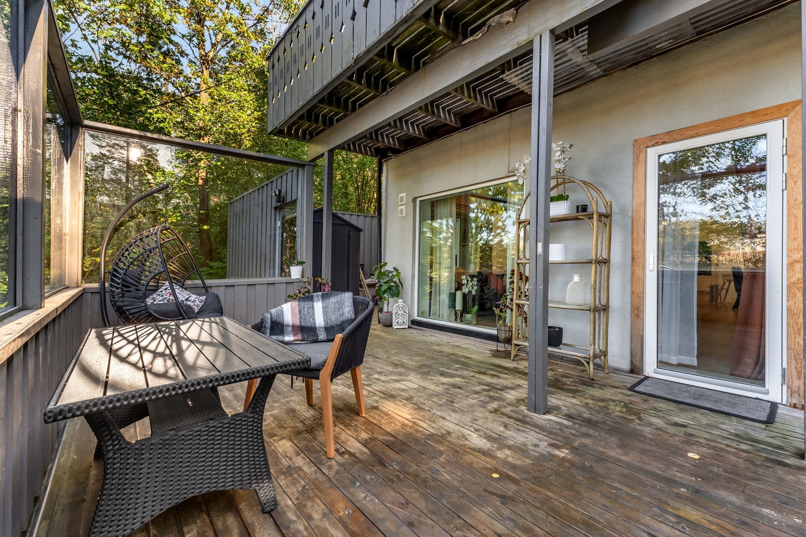 Fra stuen er det direkte utgang til en stor og skjermet terrasse. Galleribilde