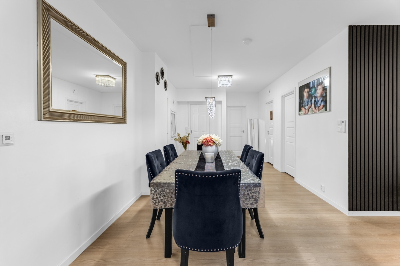 Romslig spiseplass med plass til stor spisegruppe - perfekt for hyggelige måltider og sosiale sammenkomster. Galleribilde