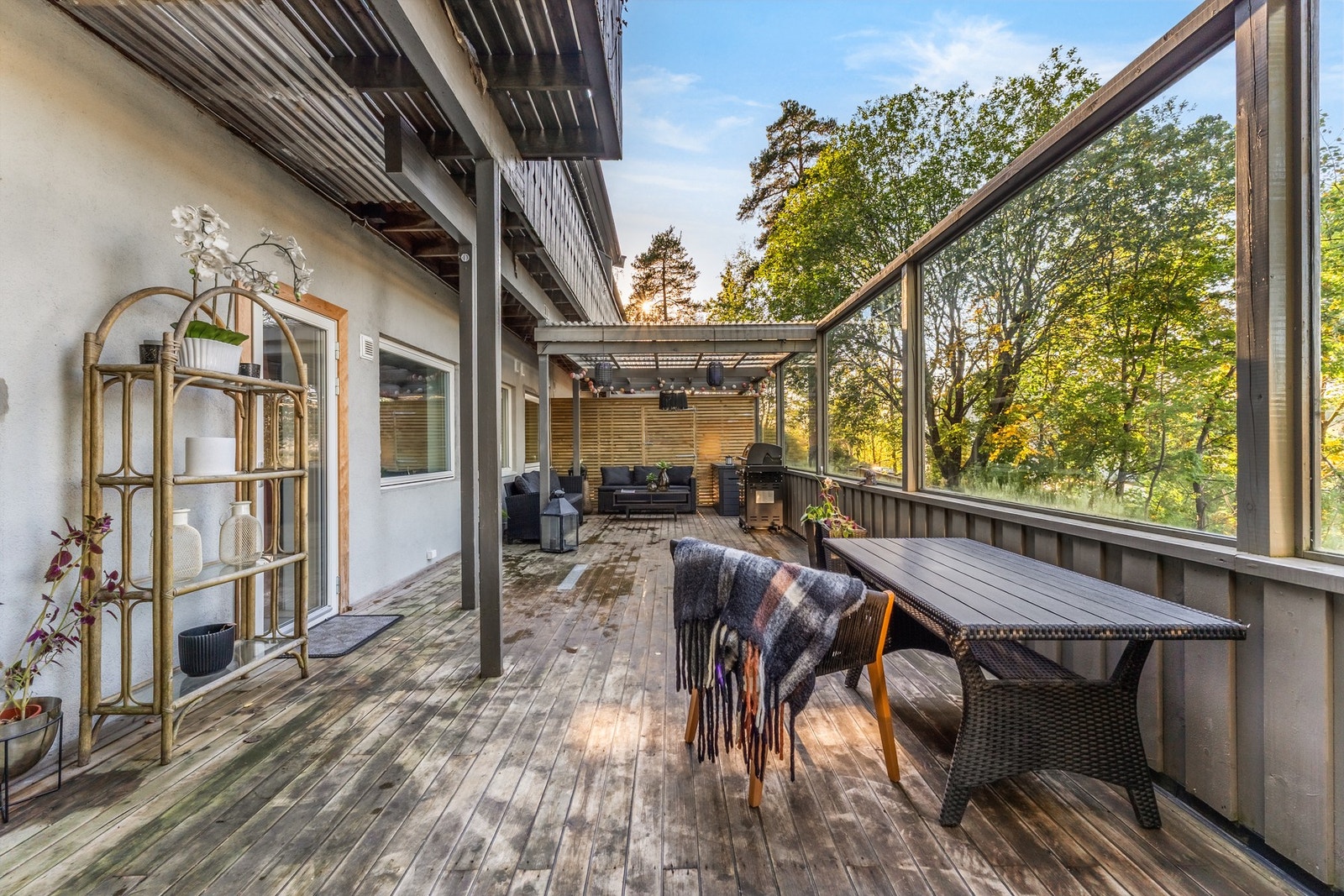 Her ute får du en hyggelig terrasse med plass til ulike hagemøbler. Galleribilde