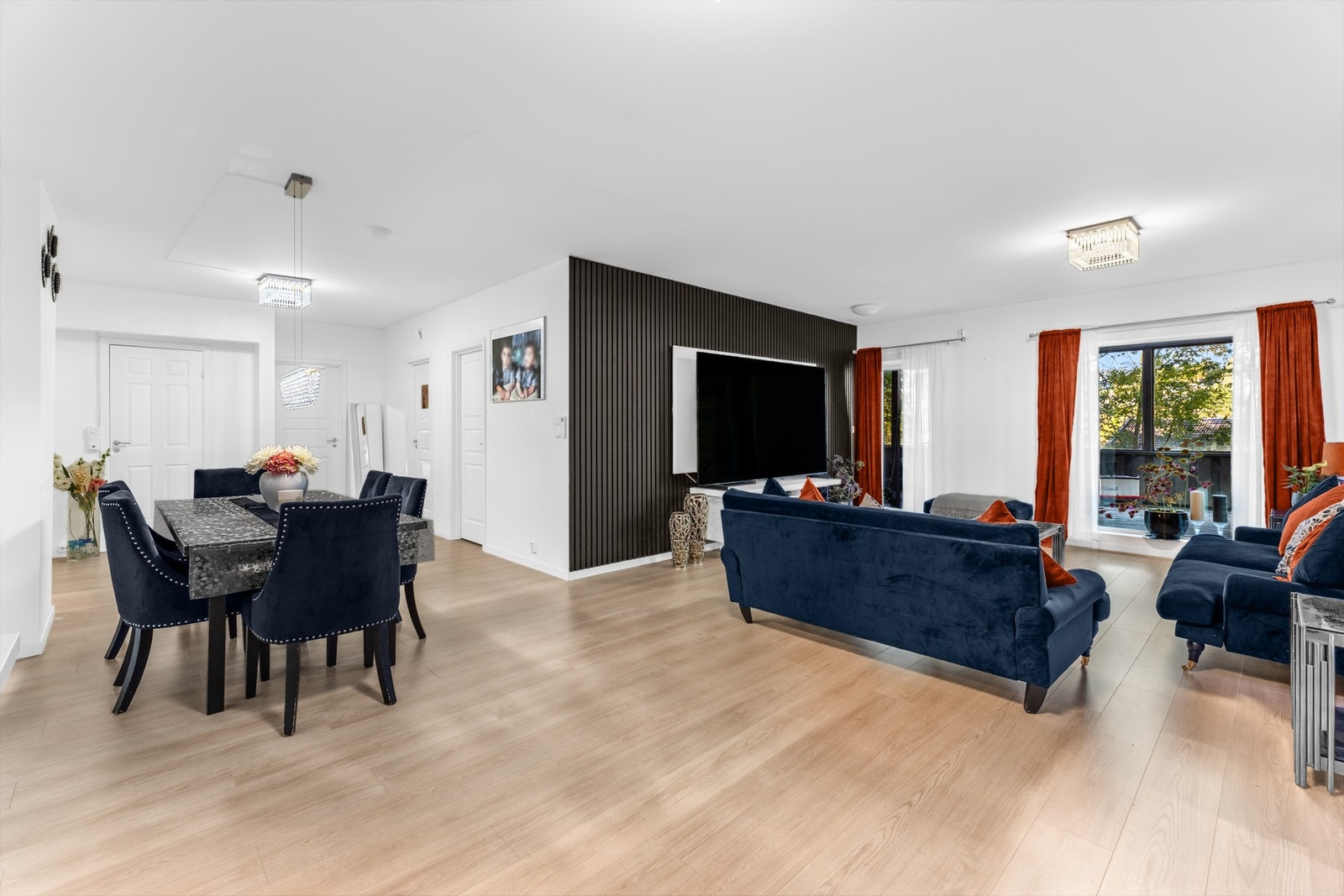 Stor og innbydende stue med plass til både spisebord og sofagruppe. Store vindusflater gir godt med naturlig lys og en luftig atmosfære. Galleribilde