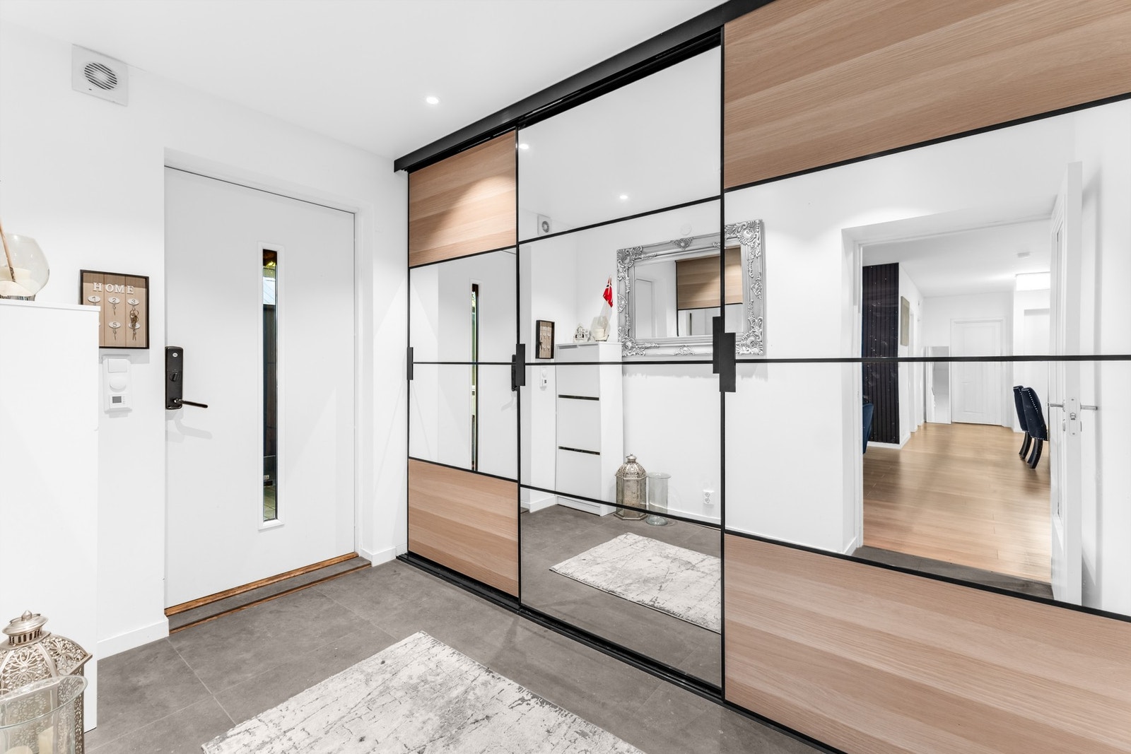 En lys og nøytral utførelse som gir et godt førsteinntrykk. Her er det lagt varmekabler i gulvet, noe som gir en behagelig komfort året rundt. Galleribilde