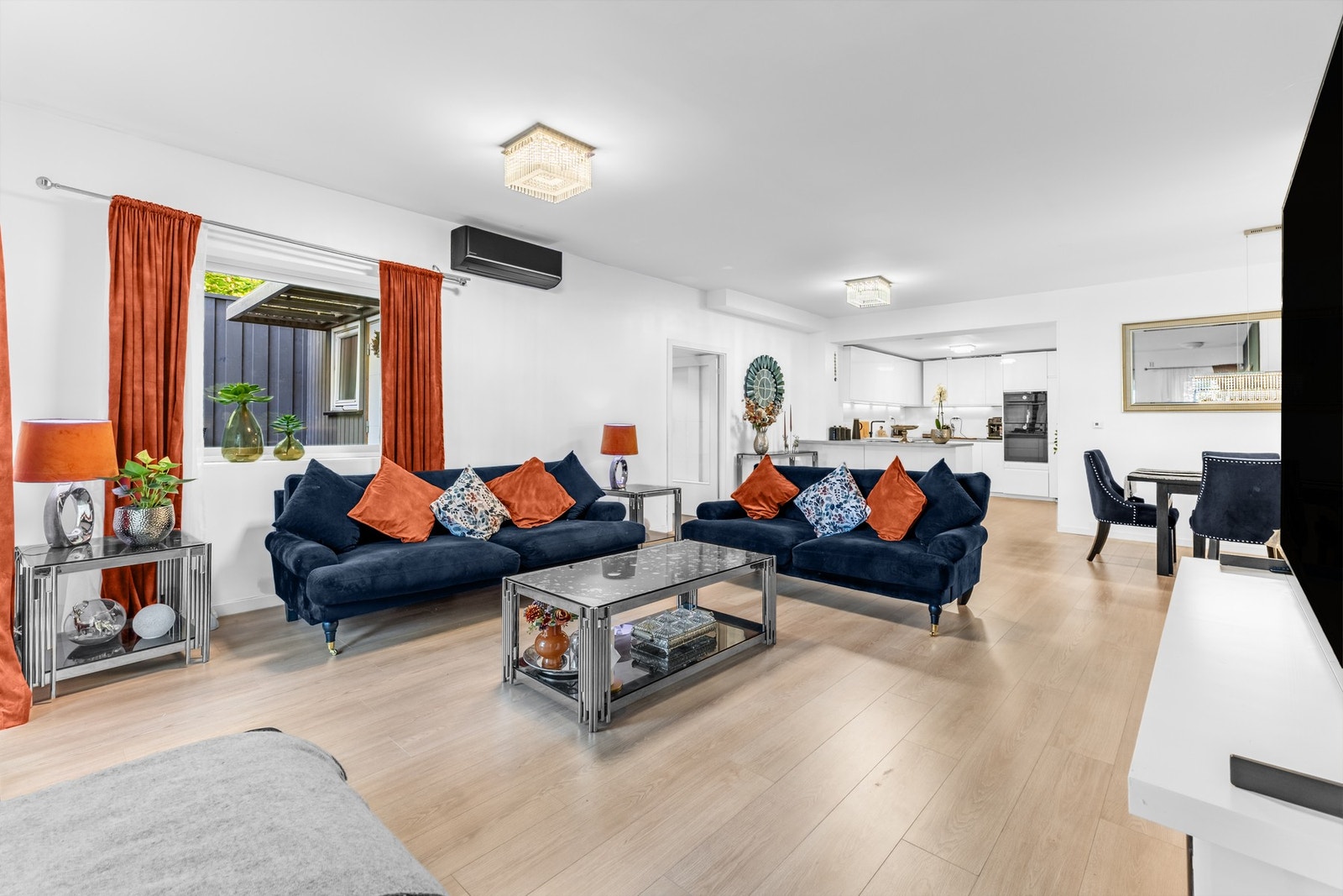 Stuen oppleves som lys, romslig og god plass til sofamøblement. Galleribilde