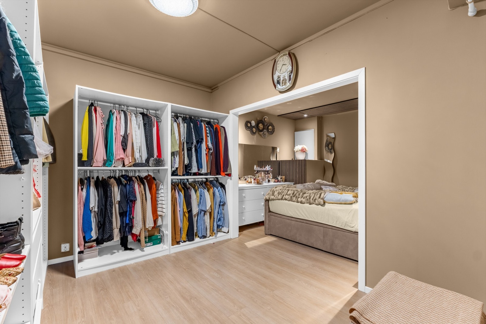 Romslig garderobeløsning som gir en eksklusiv walk-in-følelse med god plass til oppbevaring. Galleribilde