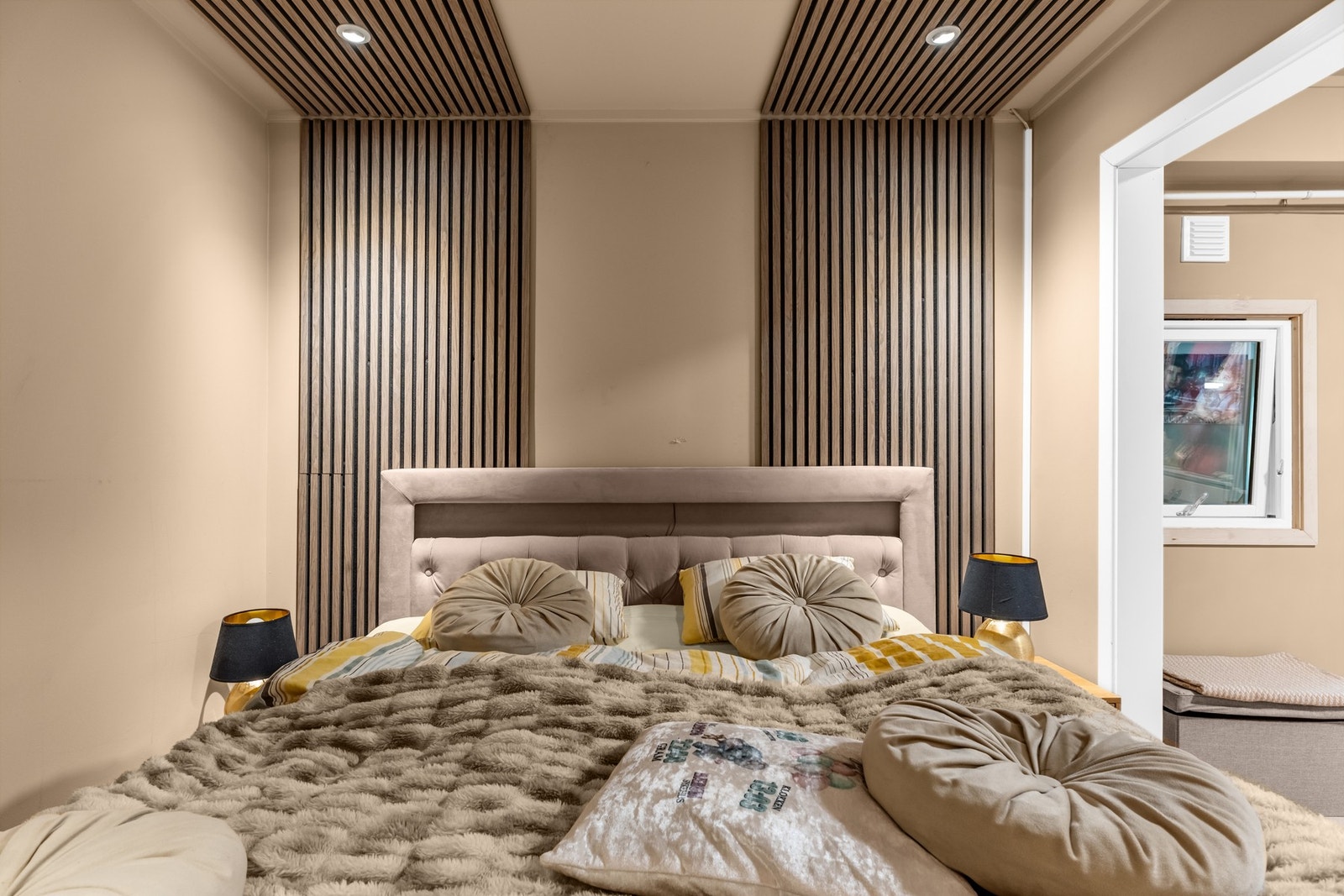 Lune farger og dekorative detaljer på vegger og himling Galleribilde