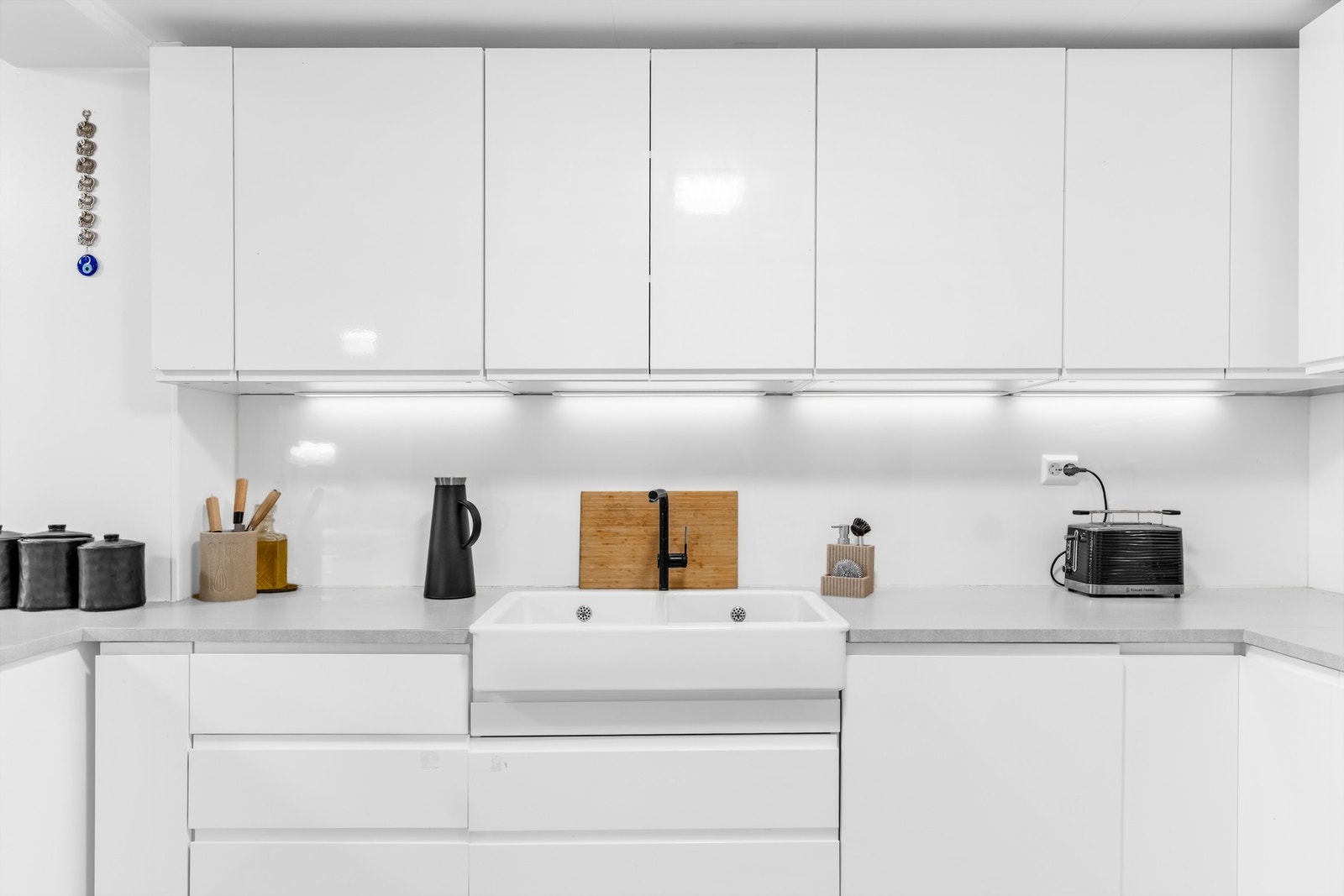 Kjøkkeninnredning fra 2022 med glatte fronter, laminat benkeplate og nedfelt oppvaskkum. Galleribilde