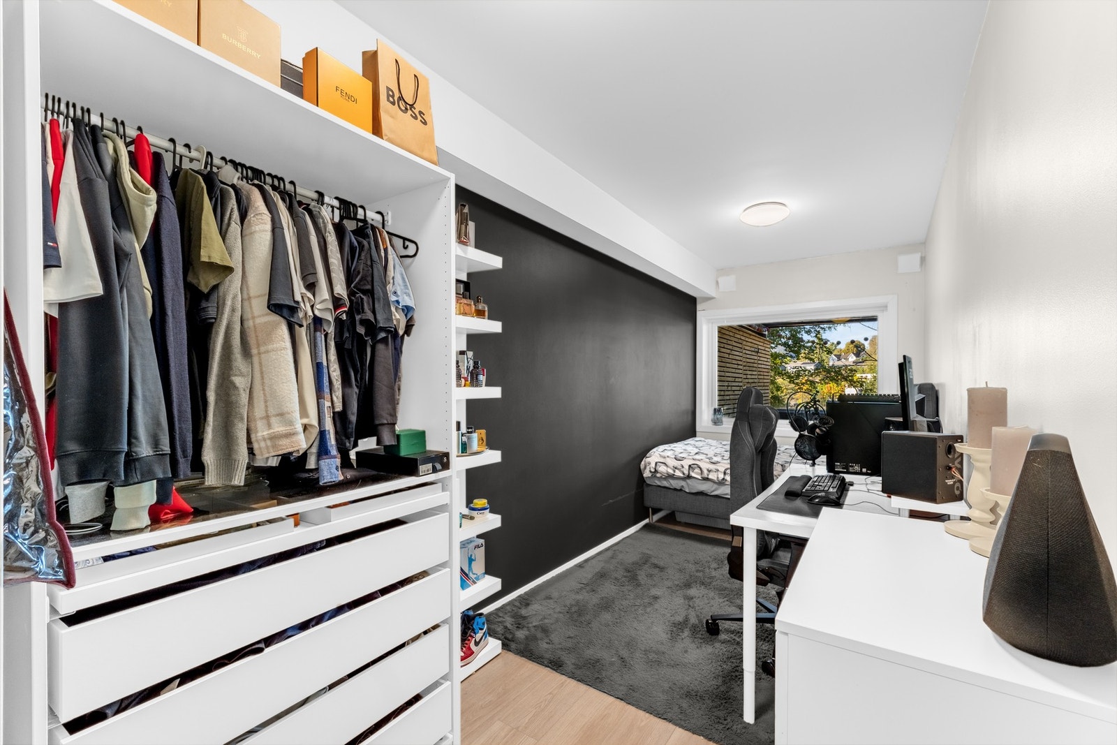 Soverom med garderobeløsning, plass til seng og skrivebord. Galleribilde