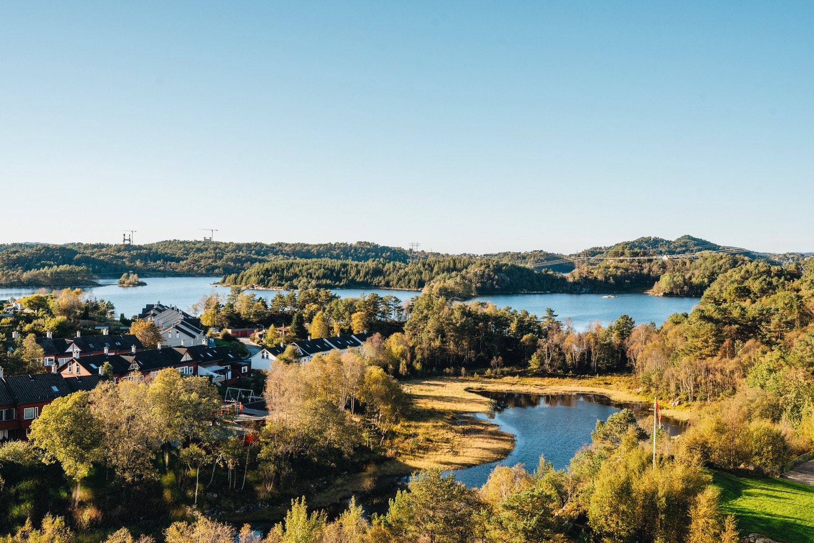 Fra leiligheten har du orkesterplass med utsikt mot Hetleviktjørna og Storavatnet. Galleribilde