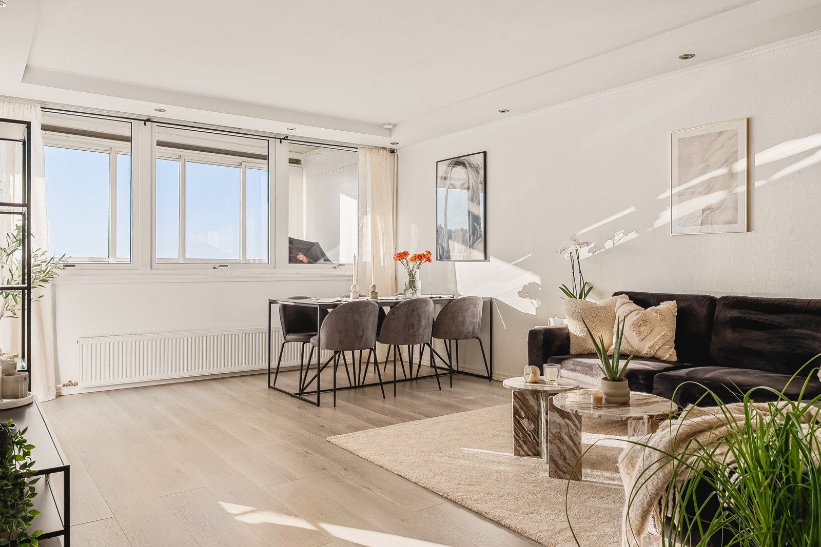 Leilighetens stue måler 22kvm og har godt med lysinnslipp samt downlights i himling. Galleribilde