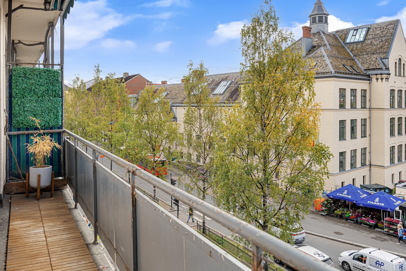 Fra stuen er det utgang til balkong. Her er det plass til sittegruppe og bord. Galleribilde