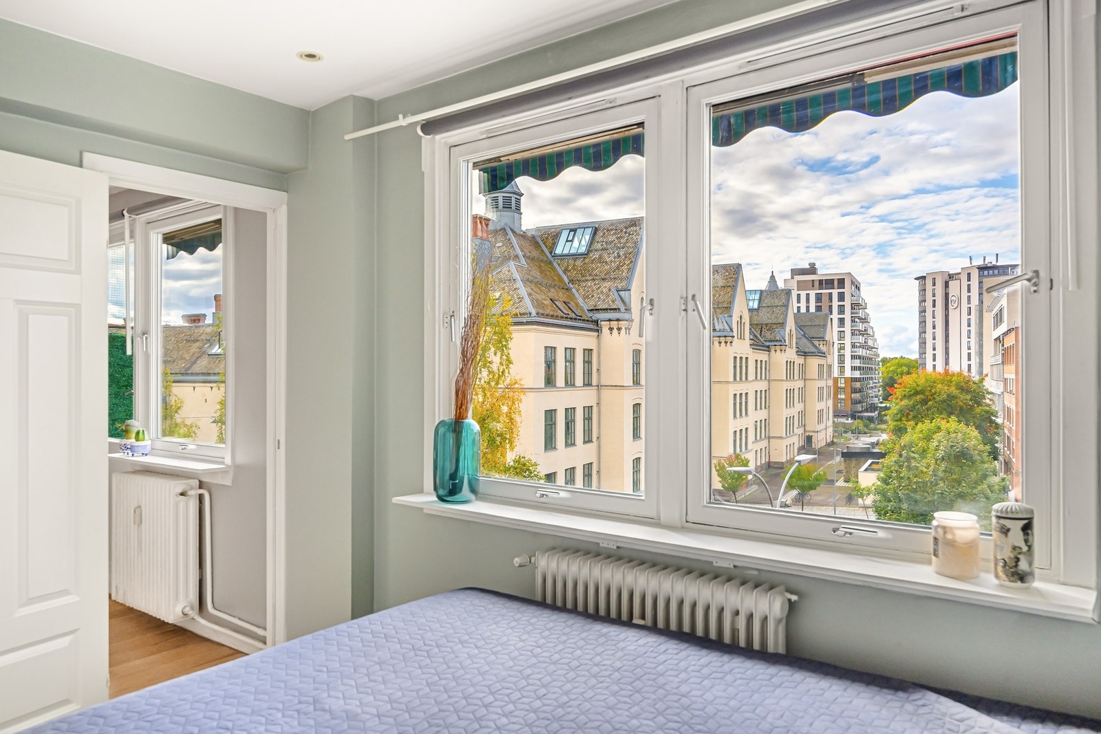 Plass til dobbeltseng og tilhørende nattbord. Galleribilde