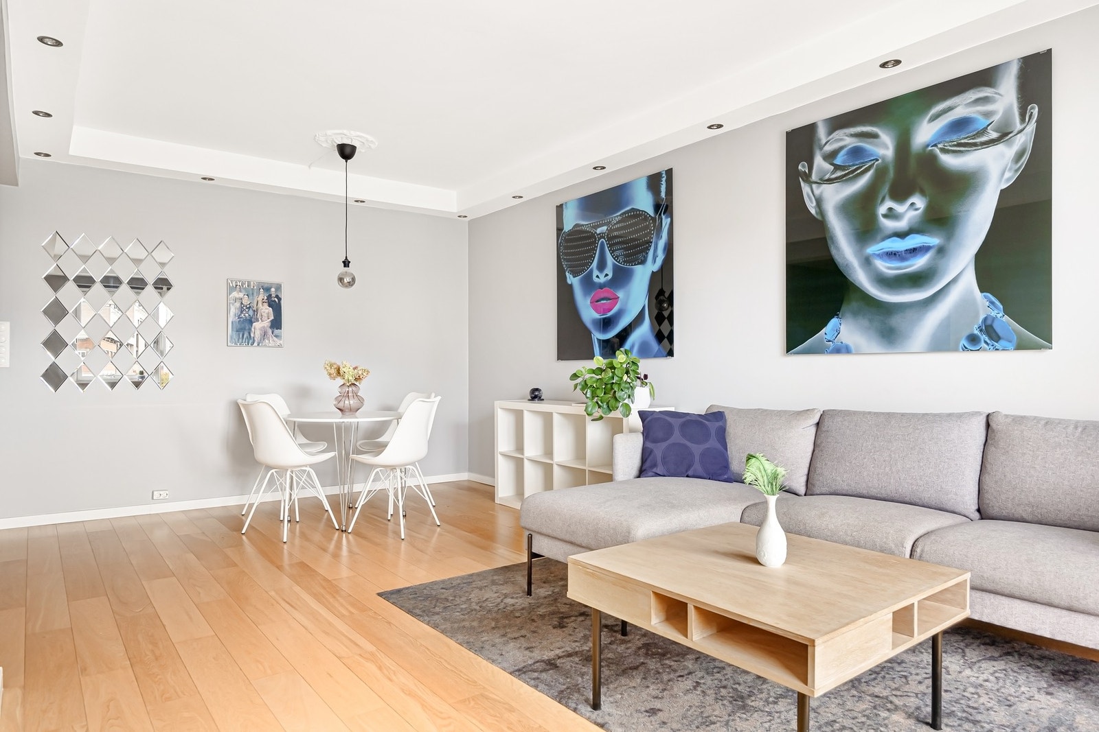 Stuen er romslig med god plass til å innrede i ulike soner. Galleribilde