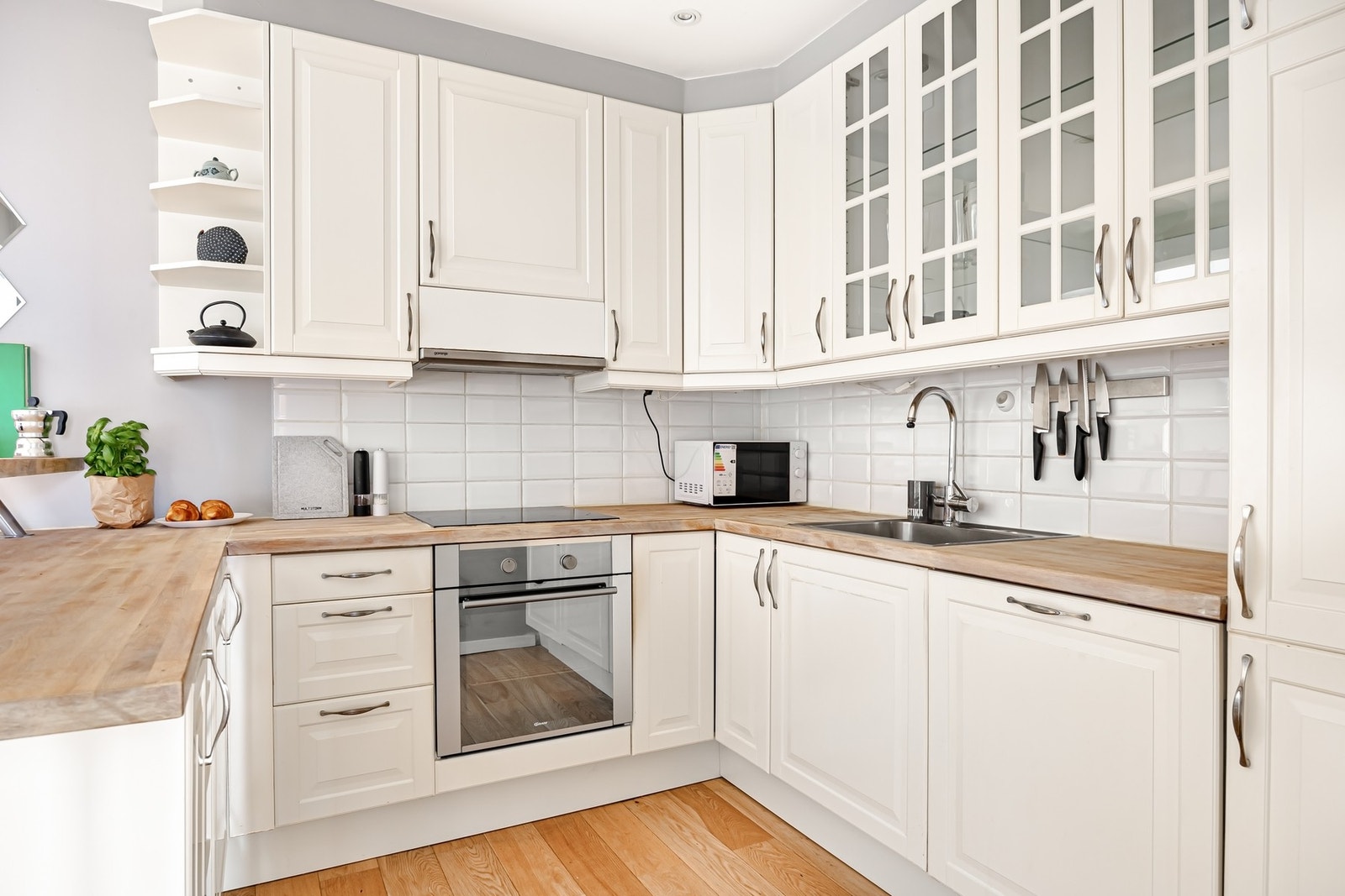 Tidsmessig kjøkkeninnredning med en fin kombinasjon av skap- og benkeplass. Galleribilde