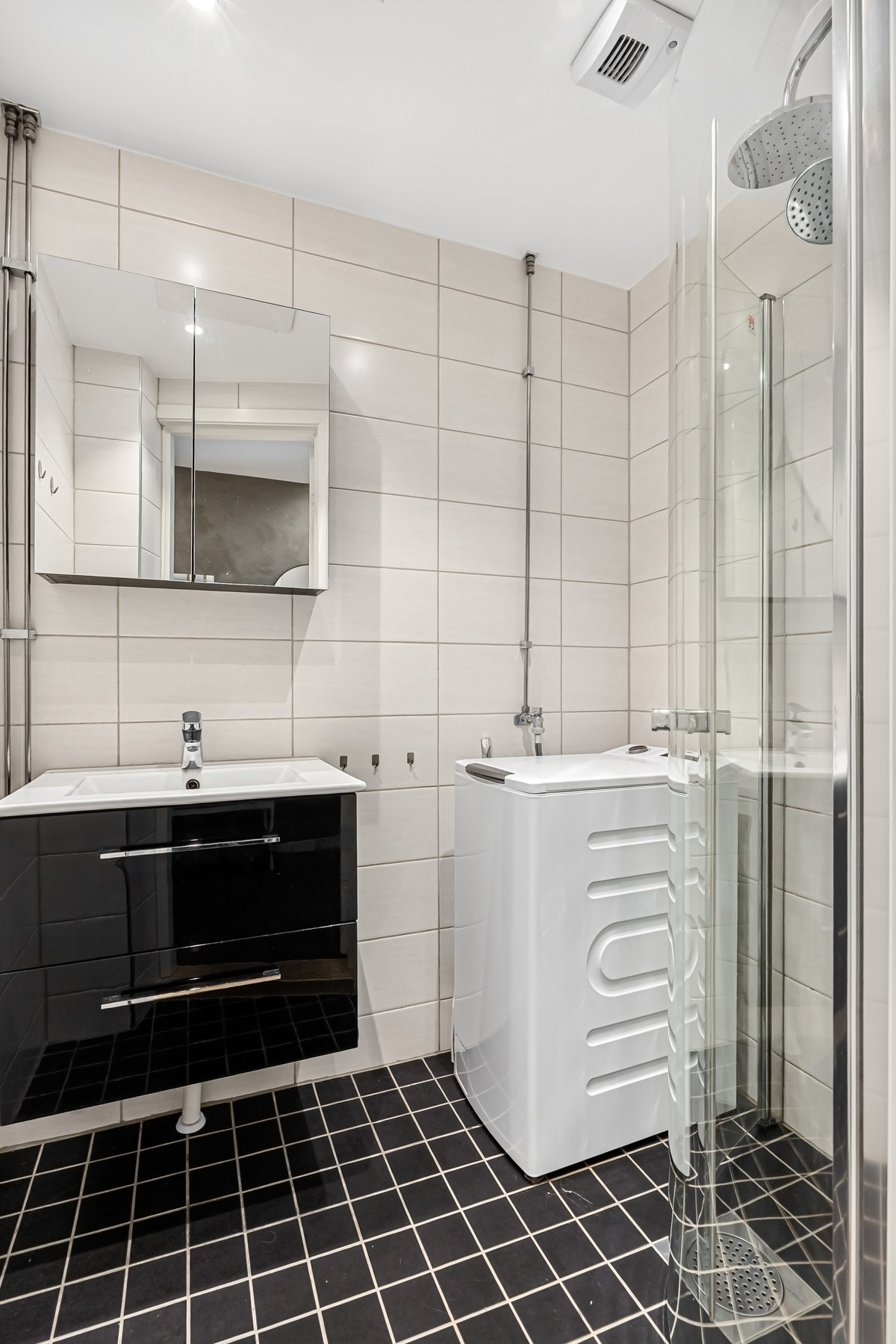 Videre har leiligheten et delikat helfliset bad fra 2019, renovert i regi av sameiet. Samtidig ble det utført rørfornying. Galleribilde