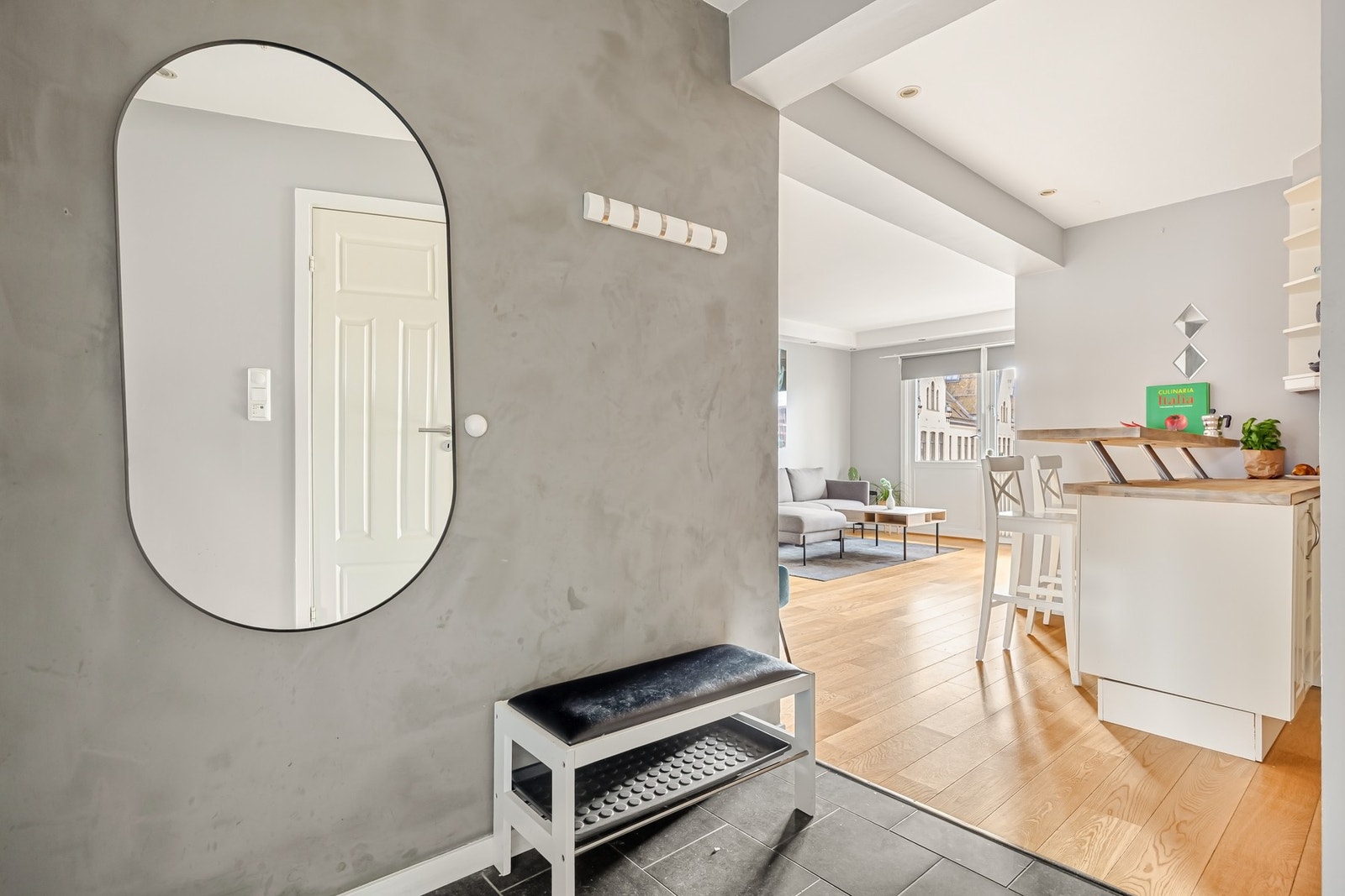 Romslig entré med plass for klesoppheng og oppbevaring av sko. Galleribilde