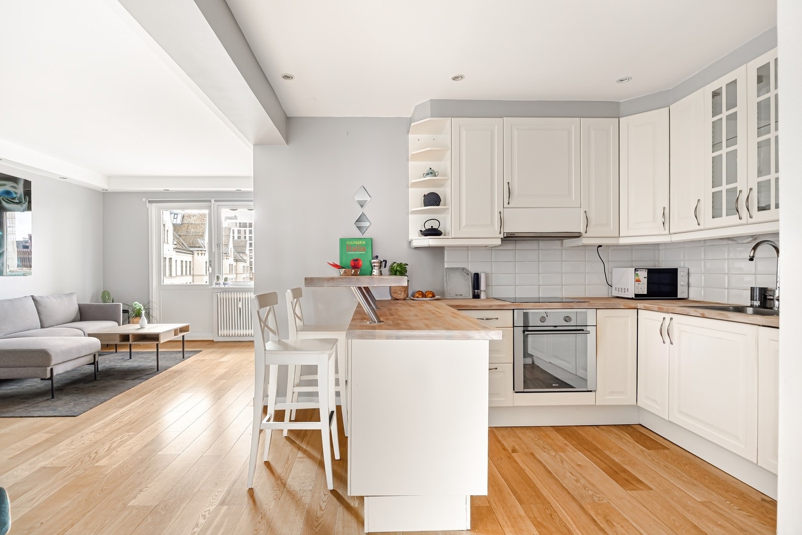 Stuen og kjøkkenet ligger i en sosial åpen løsning. Galleribilde