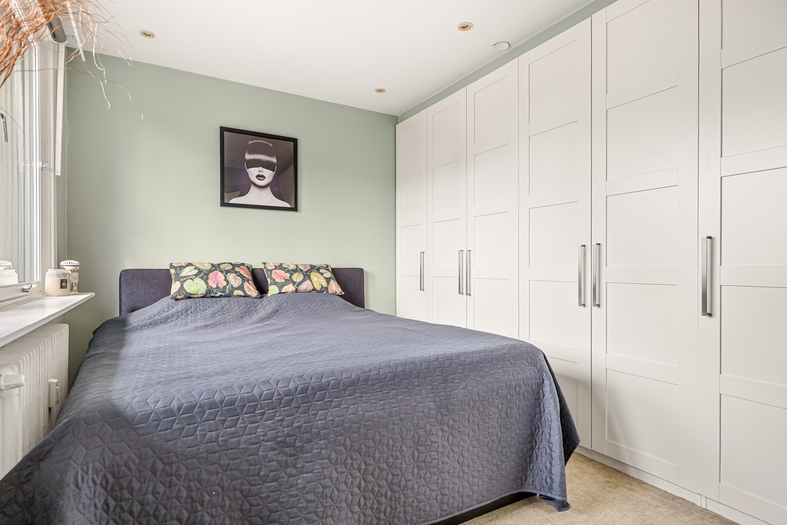 Godt med oppbevaringsplass i medfølgende garderobeskap. Galleribilde