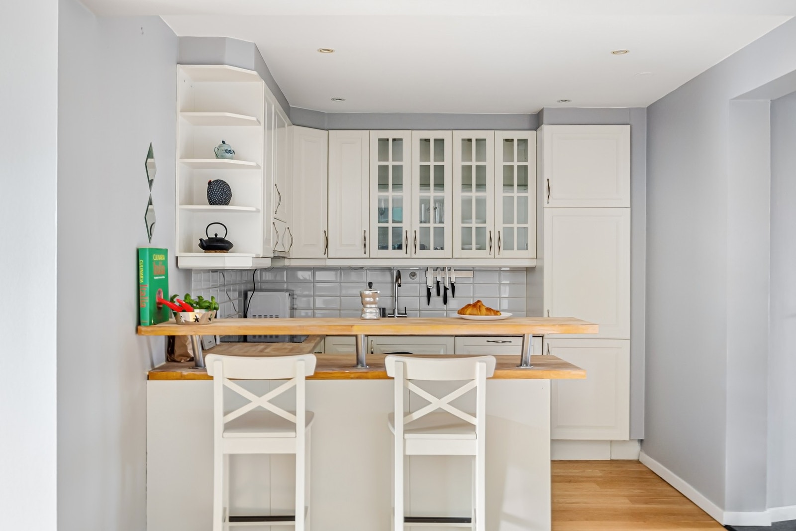 Kjøkkenøyen gir ekstra albuerom så vel som sitteplasser. Galleribilde