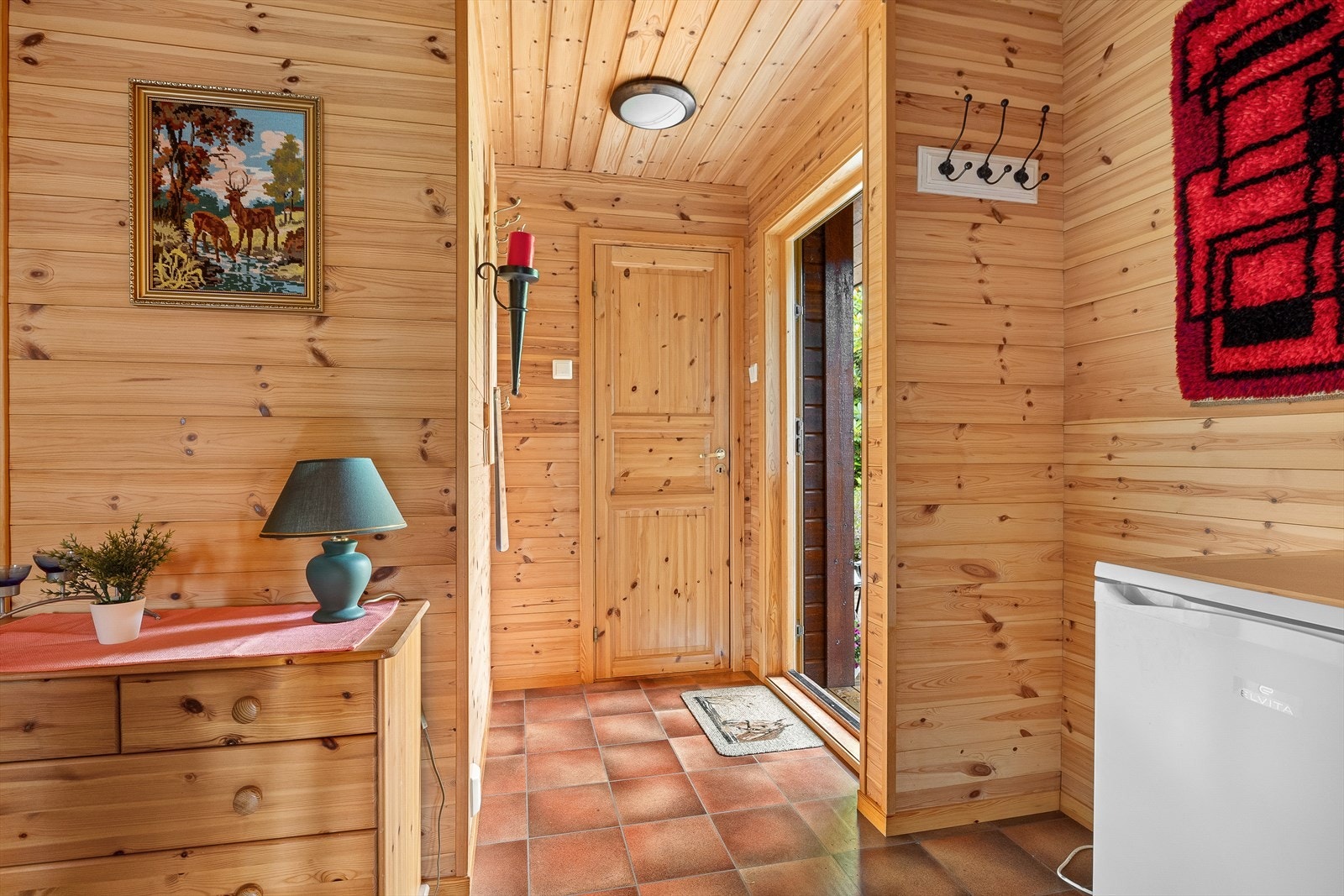 Romslig entré. Galleribilde