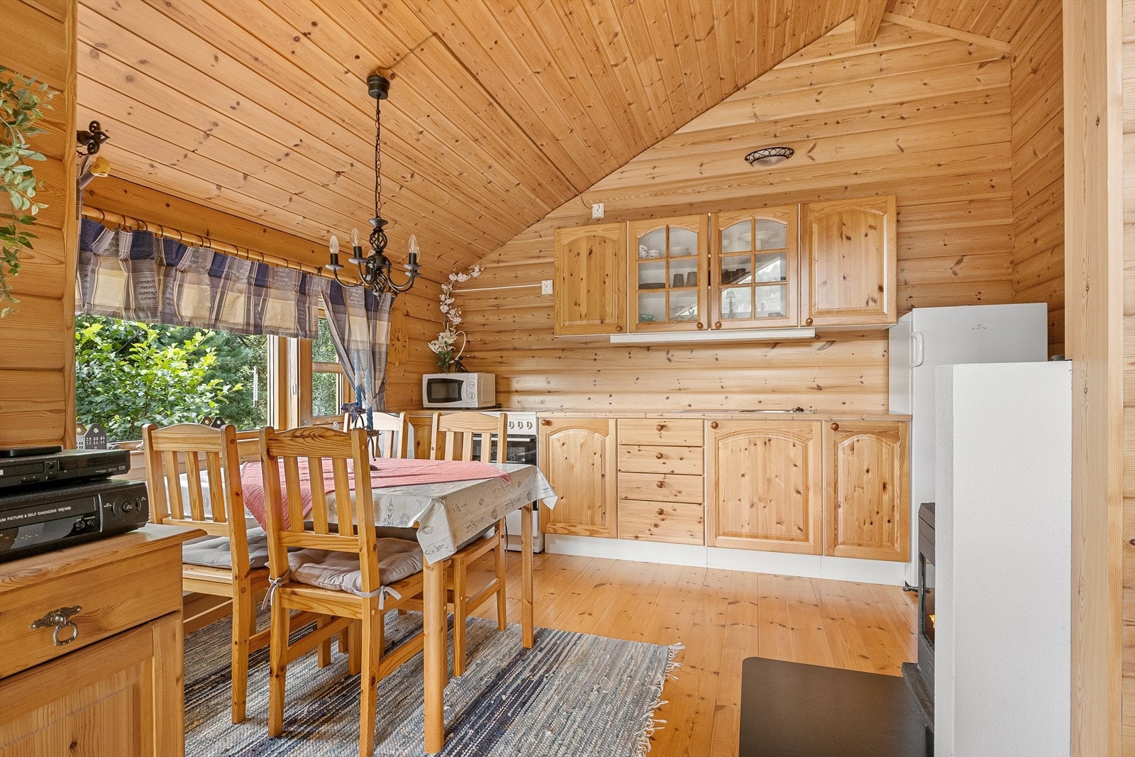 Kjøkkenet ligger i åpen løsning til stuen, med god plass til spisebord. Galleribilde