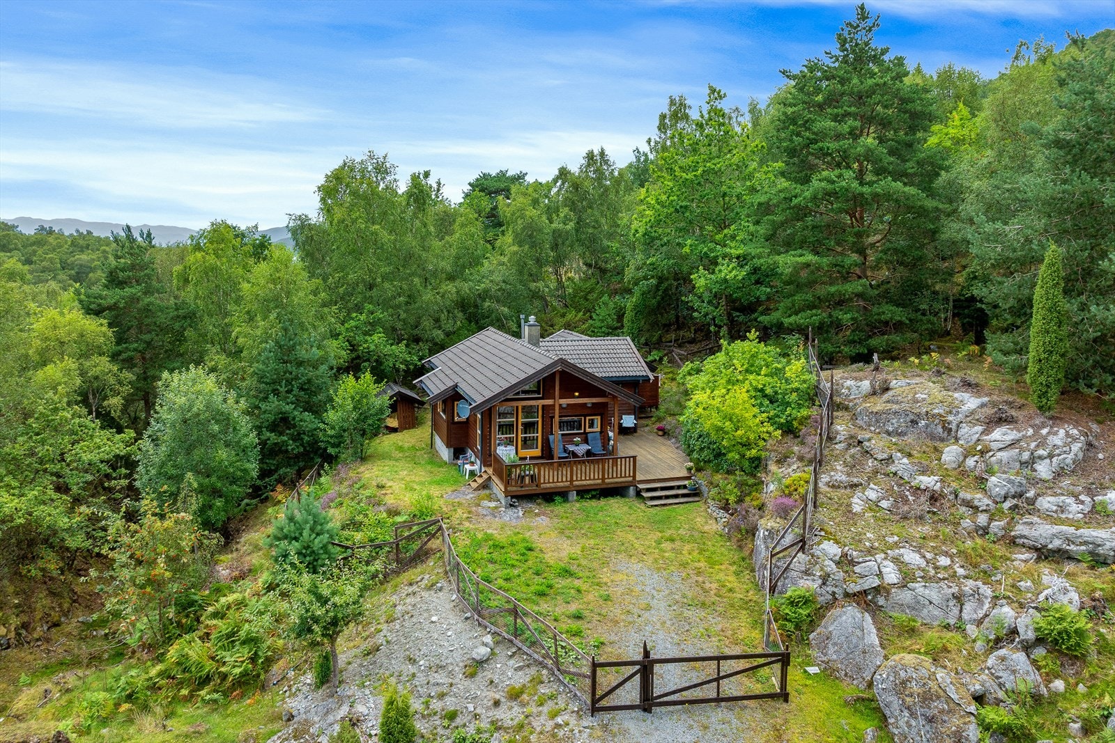 Hytten ligger flott til i naturskjønne omgivelser. Galleribilde