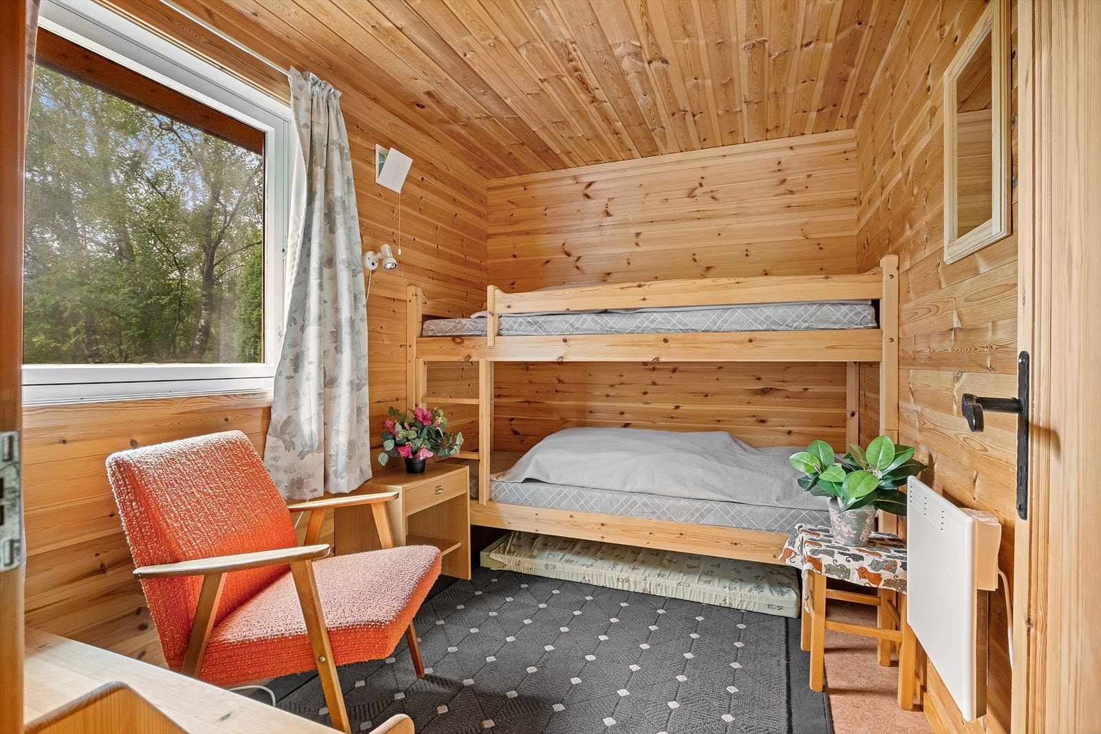 Soverom 3. Rommet er på de opprinnelige byggetegningene tegnet inn som bod. Rommet er således ikke godkjent som soverom. Les mer om dette under "innhold i salgsoppgaven". Galleribilde