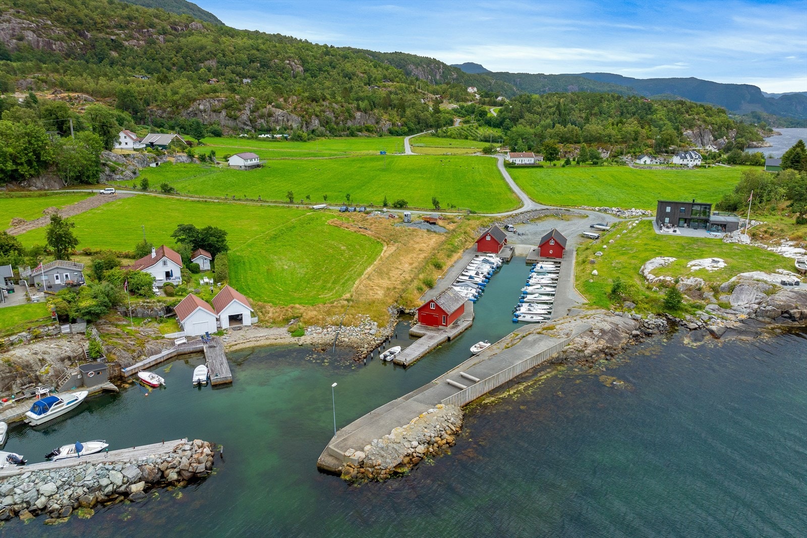 Hytten har rett på leie av båtplass og naustbod ca. 3 minutter med bil eller 15-20 minutters gange unna. Galleribilde