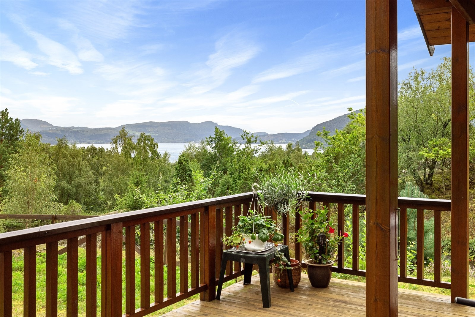 Fra terrassen kan du nyte herlig utsikt til sjø og fjell! Galleribilde