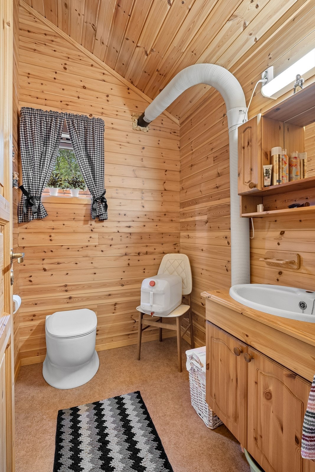 Toalettrom med snurredo. Galleribilde