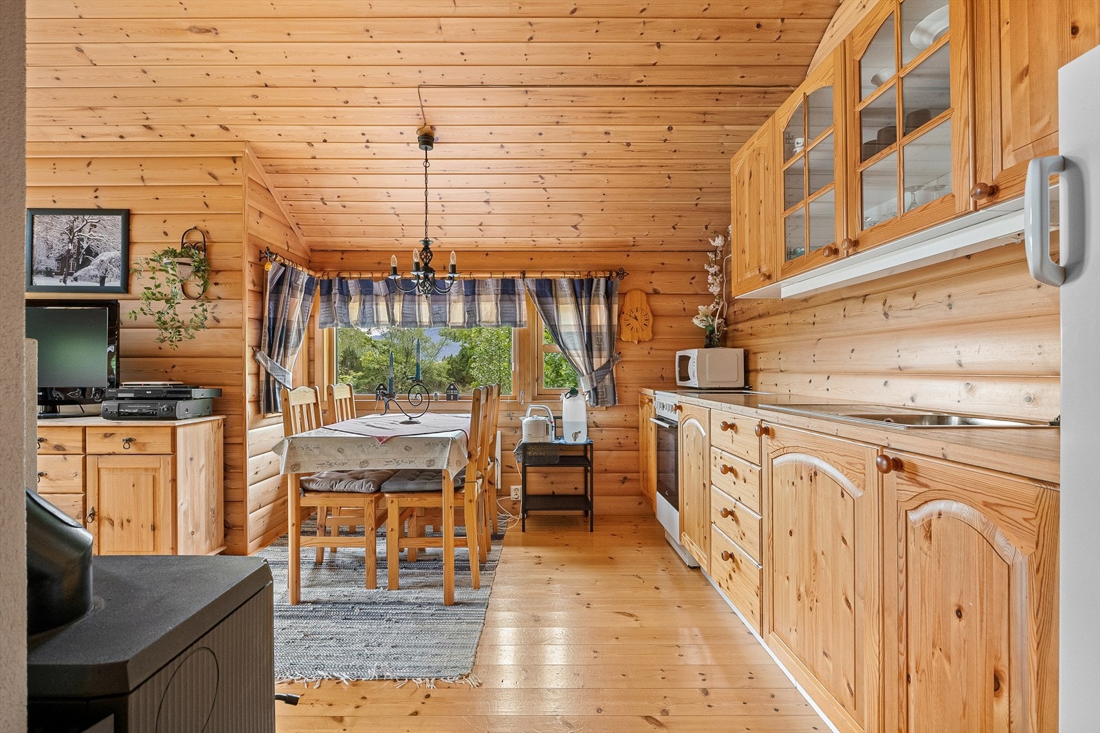 Kjøkkenet inneholder frittstående komfyr og kjøleskap. Galleribilde