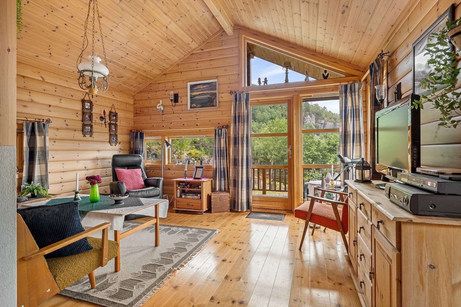 Kjekk stue med god takhøyde og godt med lysinnslipp. Galleribilde